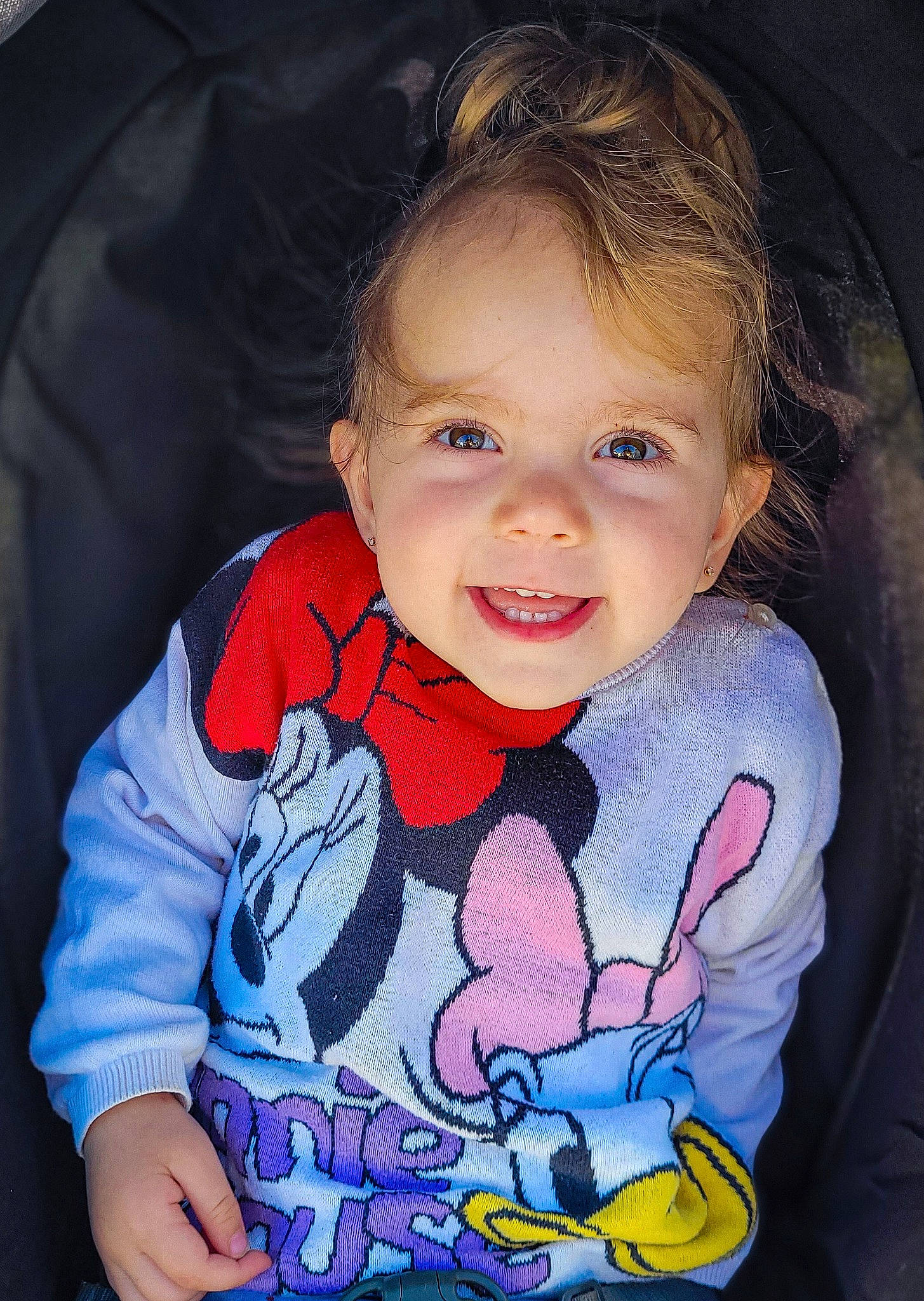 Elisa participe au concours pour gagner de l'argent avec cette photo : arm, baby_toddler_clothing, cheek, chin, eyebrow, facial_expression, finger, flash_photography, hairstyle, hand, happy, human_body, iris, lip, mouth, nose, organ, person, skin, sleeve