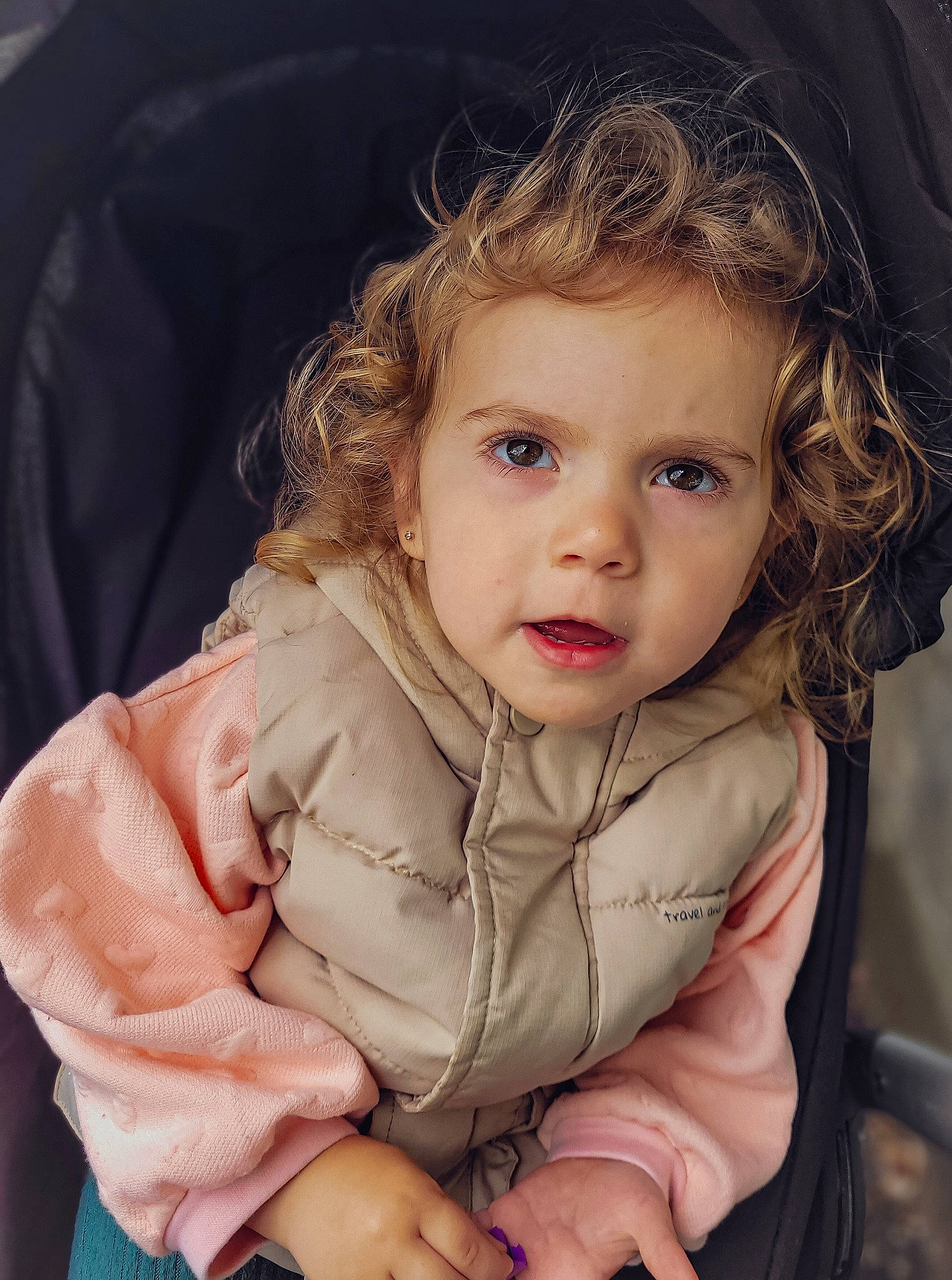 Elisa a rejoint le concours — aidez-le/la à gagner de superbes lots ! arm, cheek, eye, eyebrow, finger, flash_photography, gesture, hair, hand, happy, iris, lip, mouth, nose, organ, outerwear, person, skin, sleeve, textile