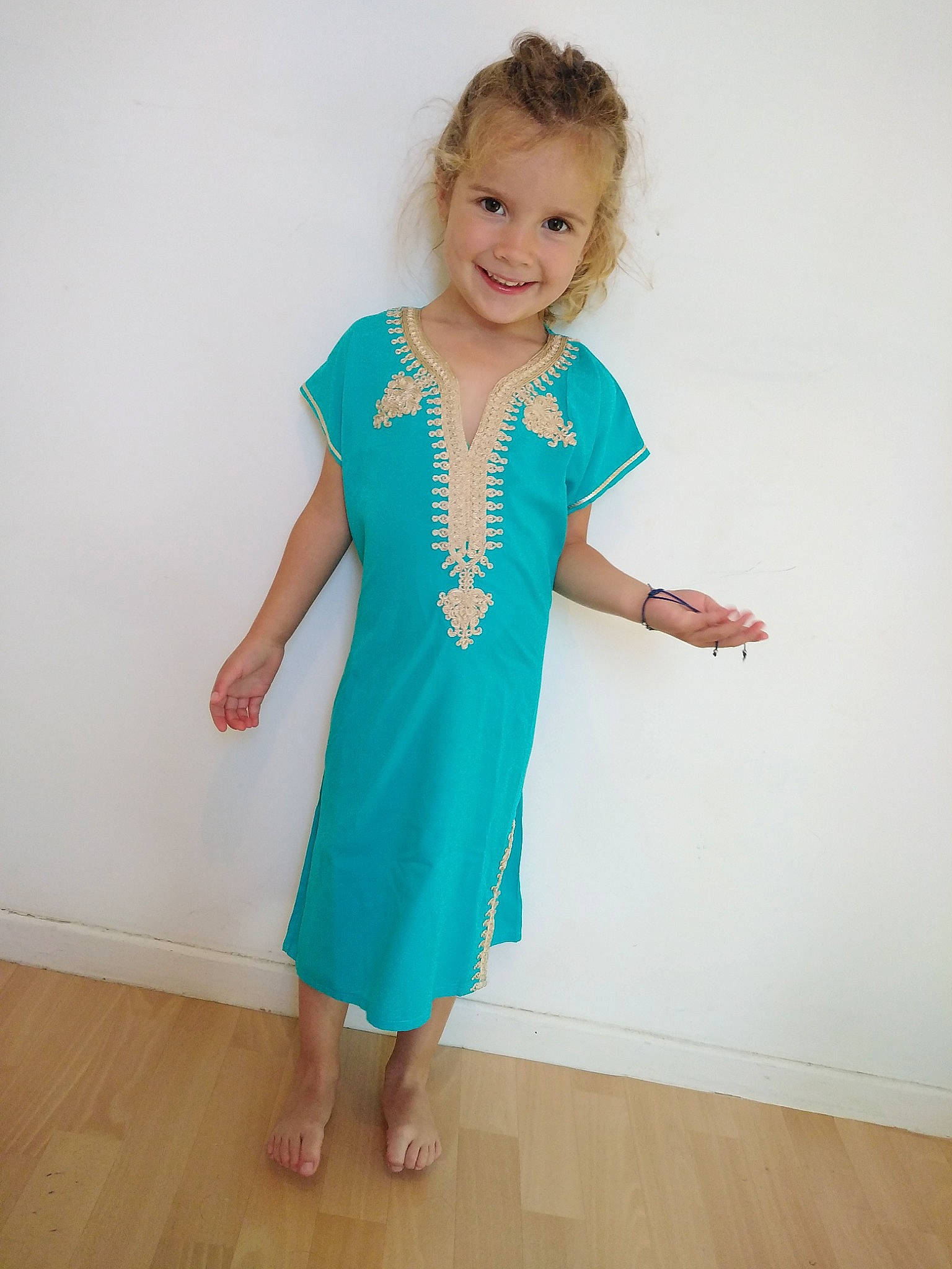 Emma participe au concours pour gagner de l'argent avec cette photo : baby_toddler_clothing, barefoot, day_dress, dress, electric_blue, fashion_design, finger, flooring, gesture, happy, human_body, human_leg, joy, neck, one_piece_garment, person, sleeve, smile, toddler, waist