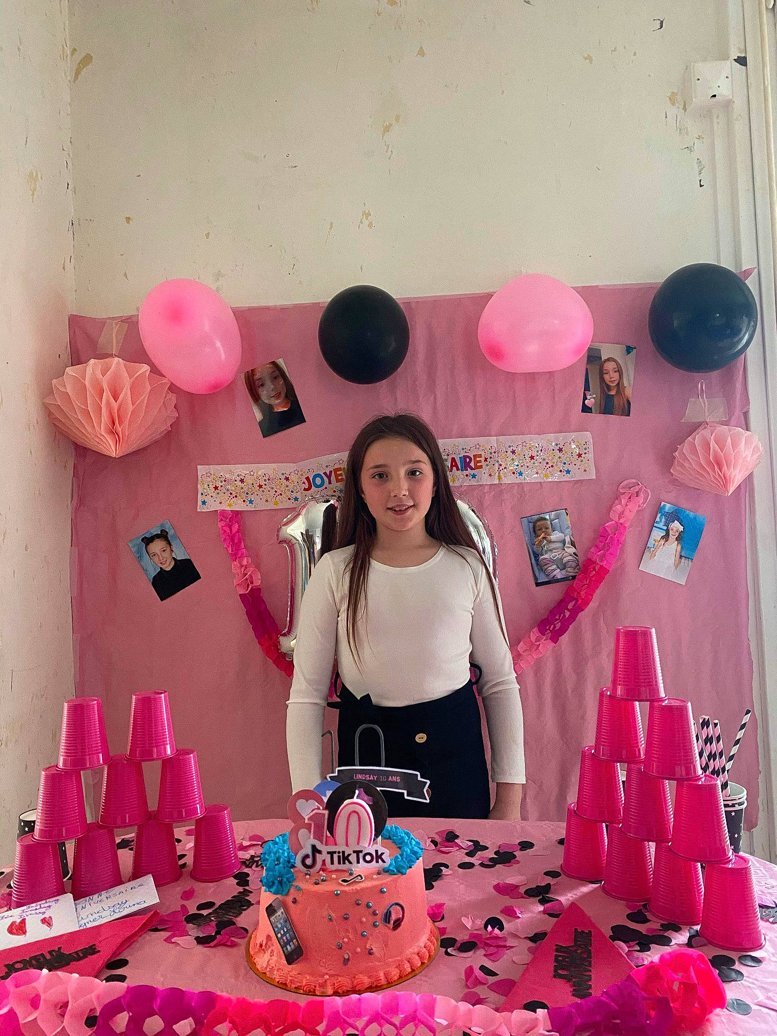 Fille a rejoint le concours — aidez-le/la à gagner de superbes lots ! balloon, beauty, birthday, birthday_party, cake_decorating, decoration, event, fashion, food, happy, joy, magenta, party_supply, person, photograph, pink, red, sleeve, sugar_cake, sweetness