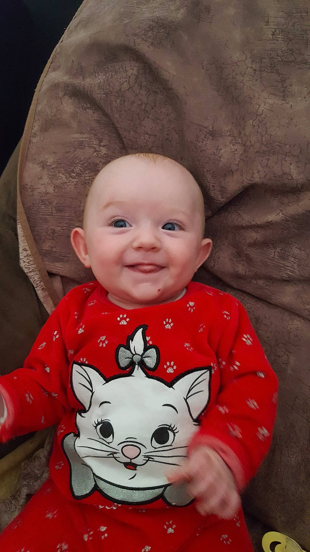 Lilou a rejoint le concours — aidez-le/la à gagner de superbes lots ! child, infant, joy, person, portrait, red, skin, toddler