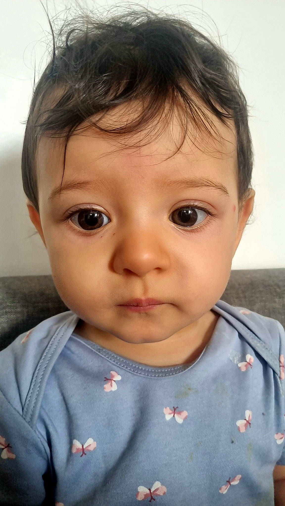 Aya participe au concours pour gagner de l'argent avec cette photo : baby, baby_toddler_clothing, cheek, child, ear, eyebrow, eyelash, forehead, gesture, happy, iris, jaw, lip, mouth, neck, no_expression, nose, person, skin, sleeve