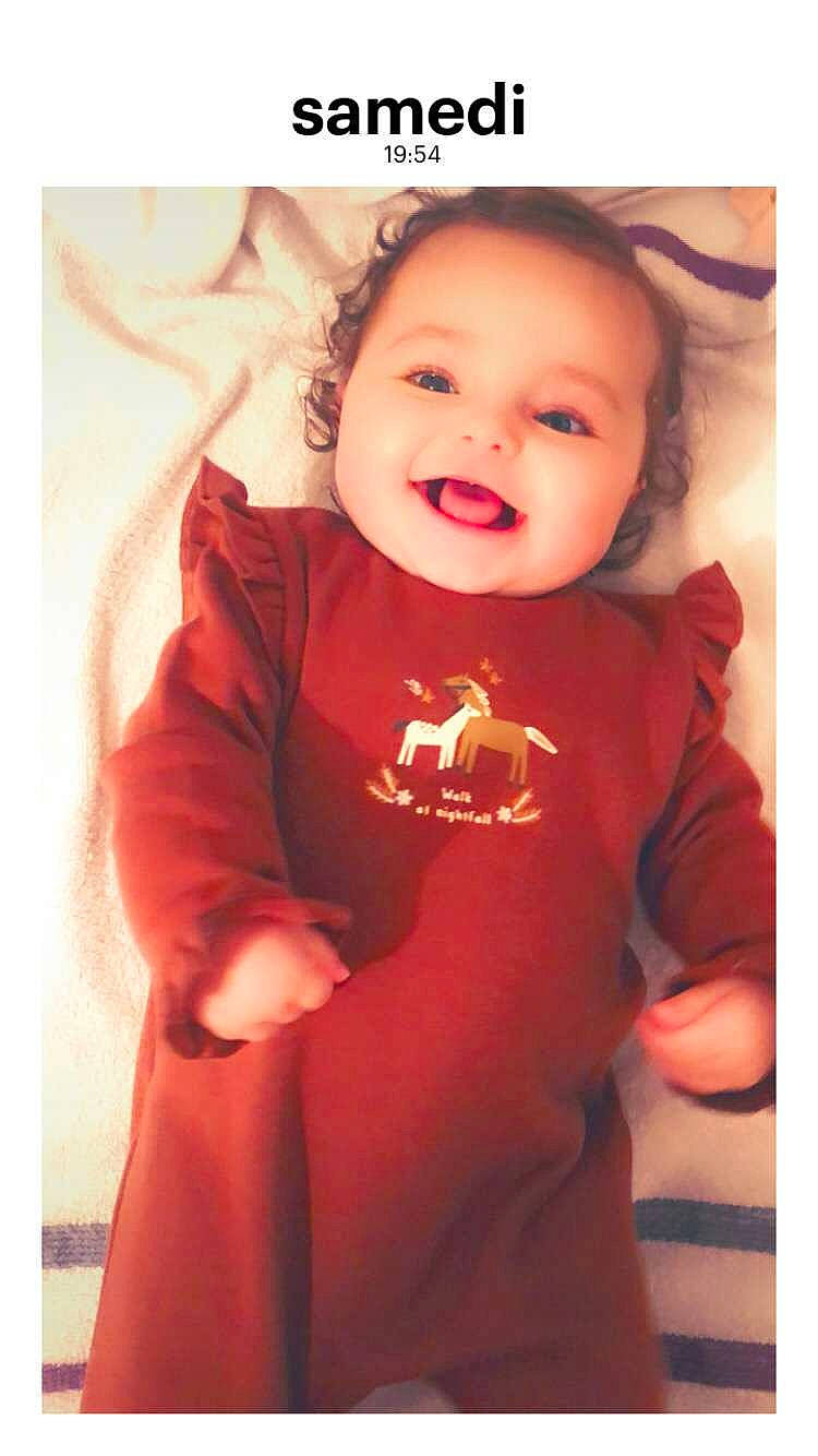 Jade a rejoint le concours — aidez-le/la à gagner de superbes lots ! baby, baby_toddler_clothing, cheek, child, fashion_accessory, fun, gesture, happy, laugh, lip, long_sleeved_t_shirt, magenta, neck, outerwear, pattern, person, pink, sleeve, smile, t_shirt