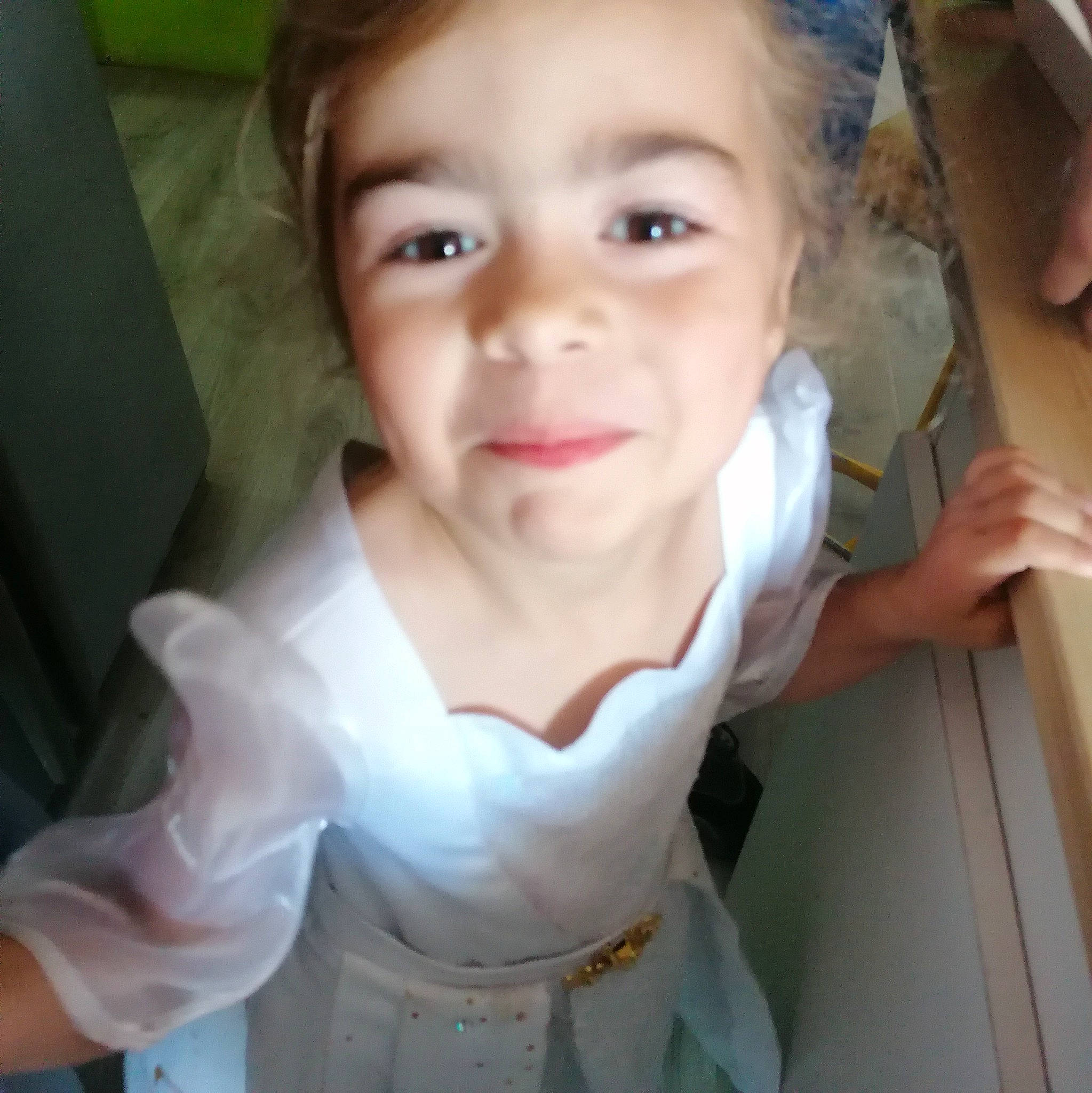 Ambre participe au concours pour gagner de l'argent avec cette photo : cheek, chin, ear, eye, eyebrow, eyelash, forehead, gesture, happy, head, iris, jaw, lip, mouth, neck, nose, person, shoulder, skin, sleeve