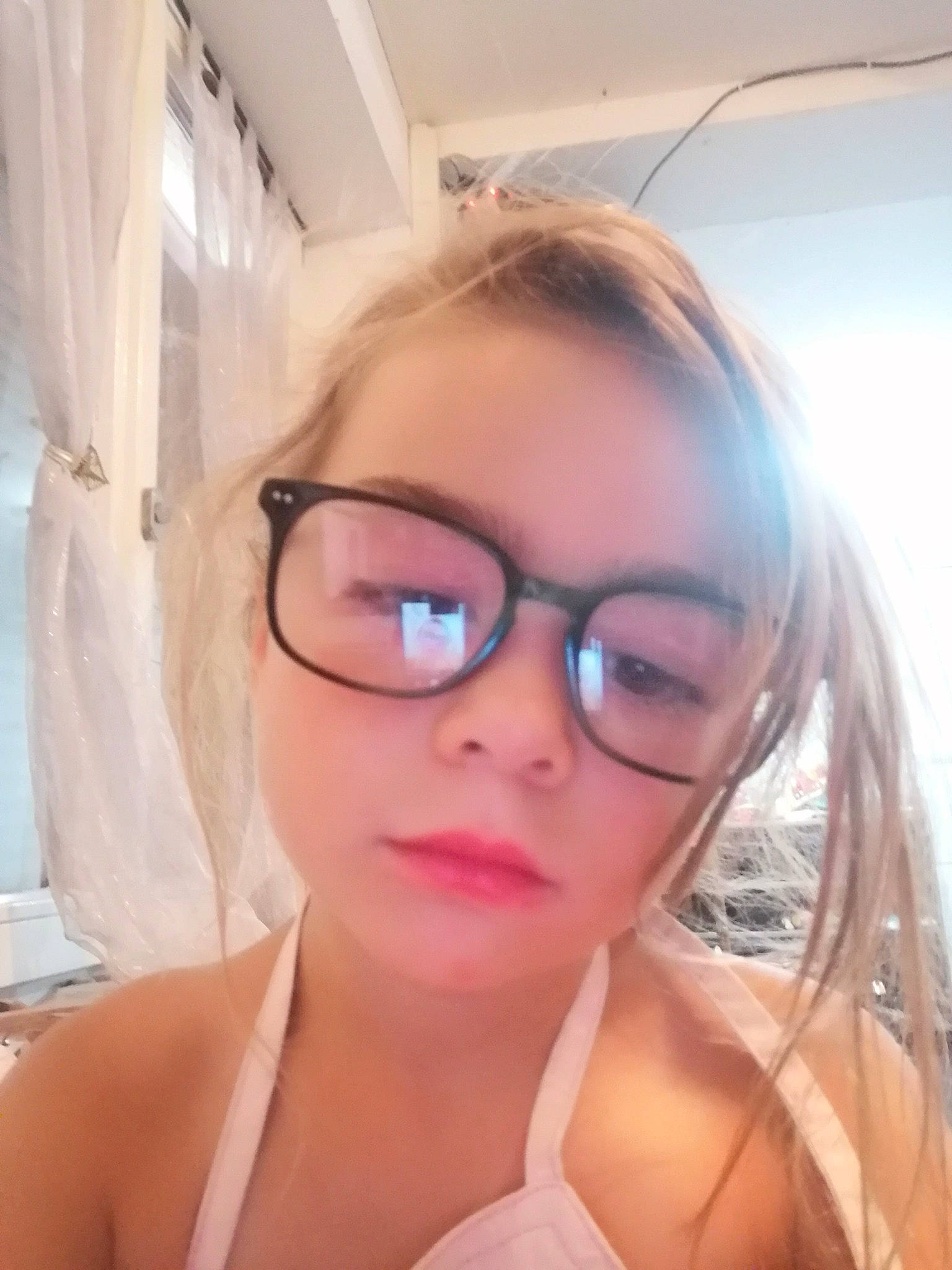 Ambre participe au concours pour gagner de l'argent avec cette photo : black_hair, comfort, cool, ear, eyebrow, eyelash, eyewear, glasses, happy, iris, jaw, lip, mouth, neck, nose, person, selfie, shoulder, skin, smile