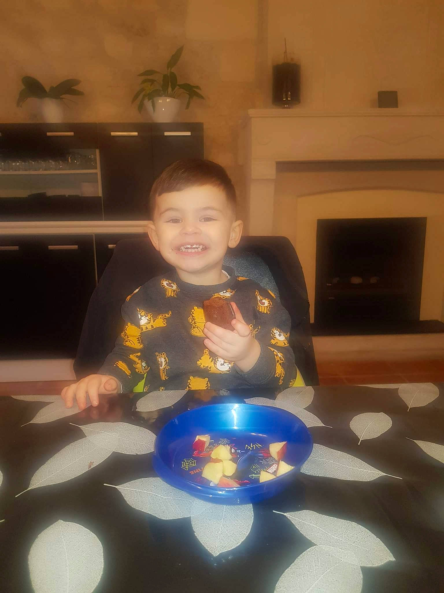 Kelyan a rejoint le concours — aidez-le/la à gagner de superbes lots ! art, child, electric_blue, flooring, fun, glass, hardwood, home_appliance, houseplant, joy, kitchen_appliance, lighting_accessory, person, play, room, shoulder, sitting, smile, standing, t_shirt