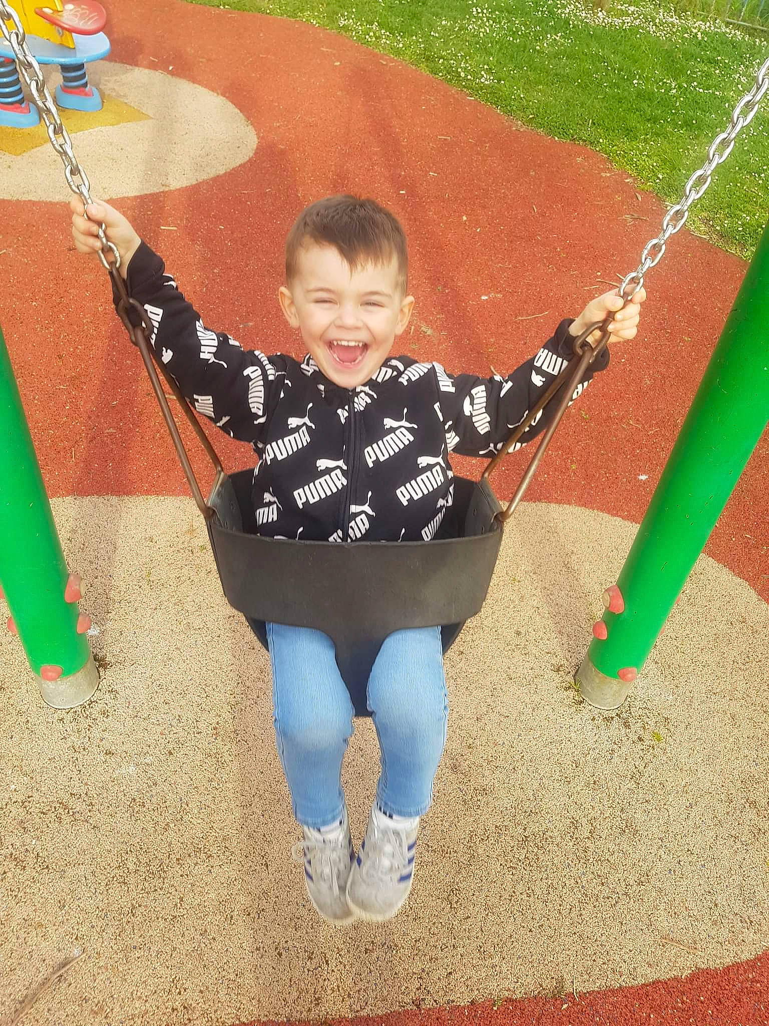 Kelyan a rejoint le concours — aidez-le/la à gagner de superbes lots ! baby_toddler_clothing, child, city, electric_blue, fun, grass, happy, leisure, outdoor_play_equipment, pattern, people_in_nature, person, play, playground, recreation, sitting, sleeve, smile, t_shirt, tints_and_shades