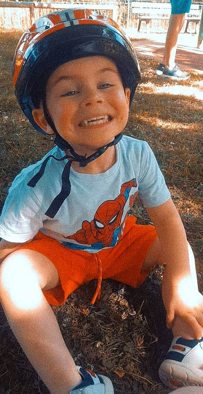 Kelyan participe au concours pour gagner de l'argent avec cette photo : bicycle_helmet, bicycles_equipment_and_supplies, child, cool, eye, facial_expression, fun, hairstyle, happy, headwear, helmet, joy, leisure, motorcycle_helmet, people, people_in_nature, person, personal_protective_equipment, smile, sports_equipment