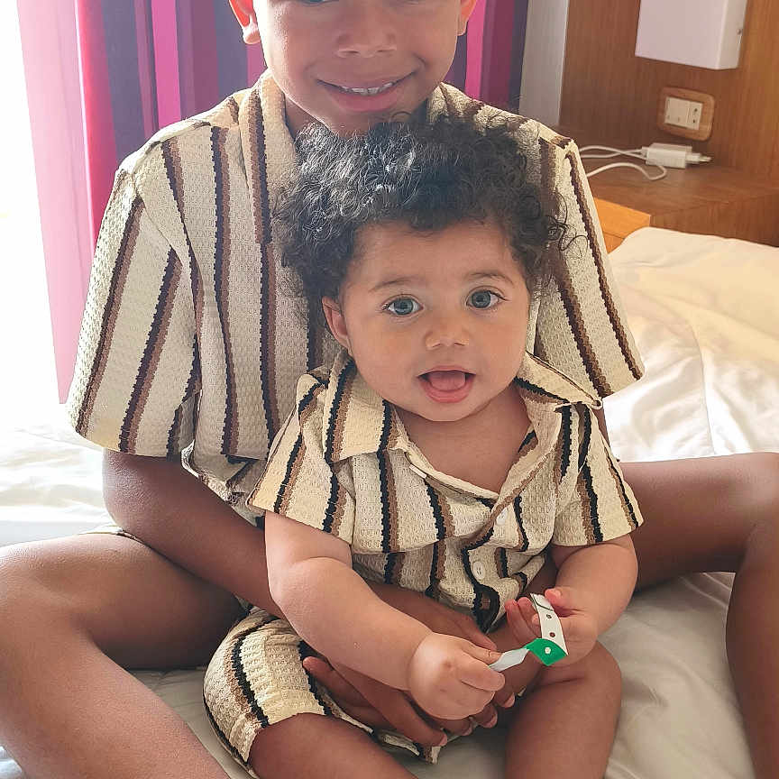 Wesley a rejoint le concours — aidez-le/la à gagner de superbes lots ! child, baby, siblings, matching_outfits, striped_clothing, bed, toy, indoor, smile, happy, curtains, purple_curtains, natural_light, family, cute, person, portrait, feet, hair, room