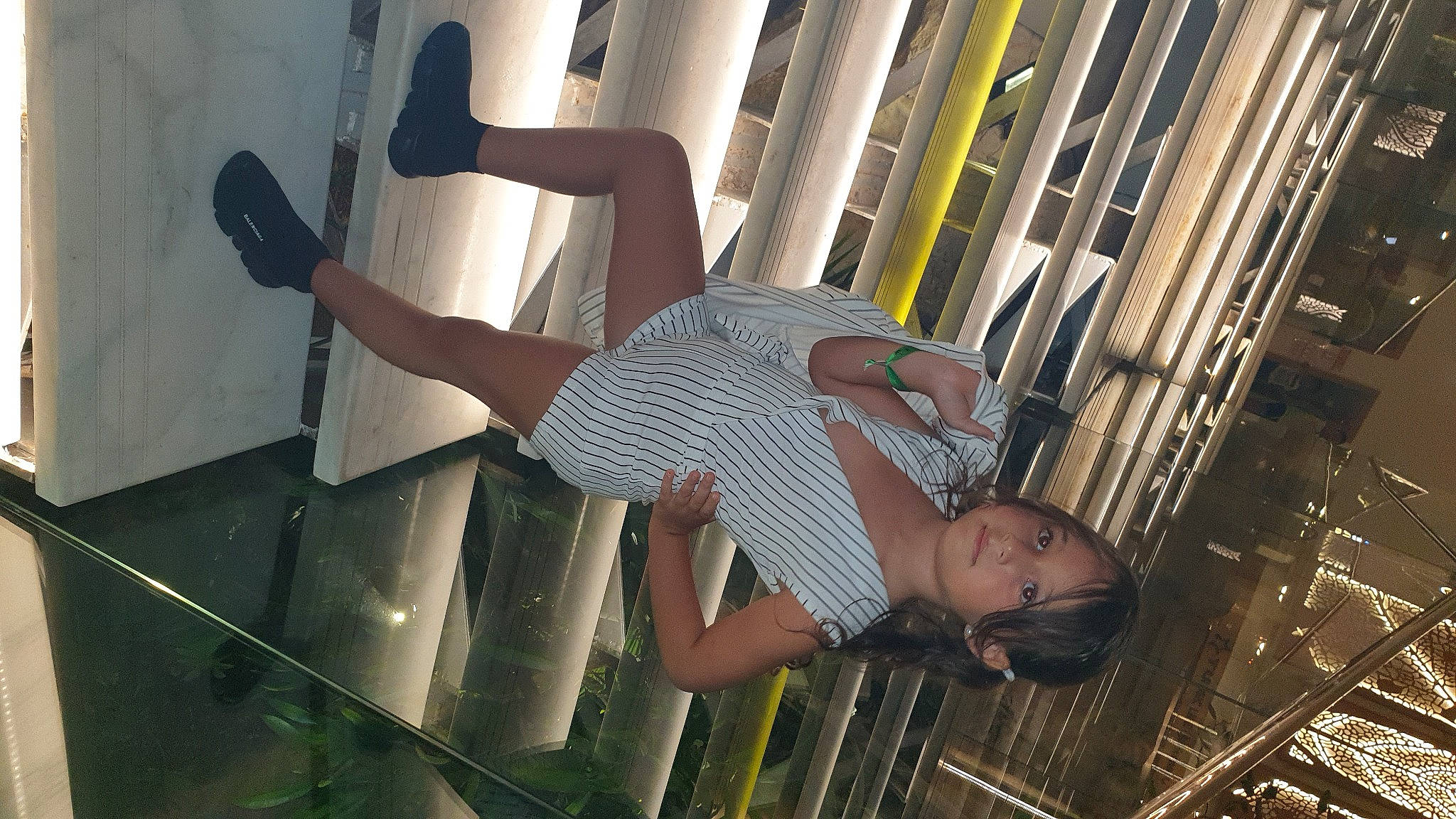 Meryam a rejoint le concours — aidez-le/la à gagner de superbes lots ! arm, balance, ceiling, elbow, flash_photography, flesh, fun, human_leg, knee, leg, leisure, metal, person, physical_fitness, room, stairs, steel, thigh, waist, wood