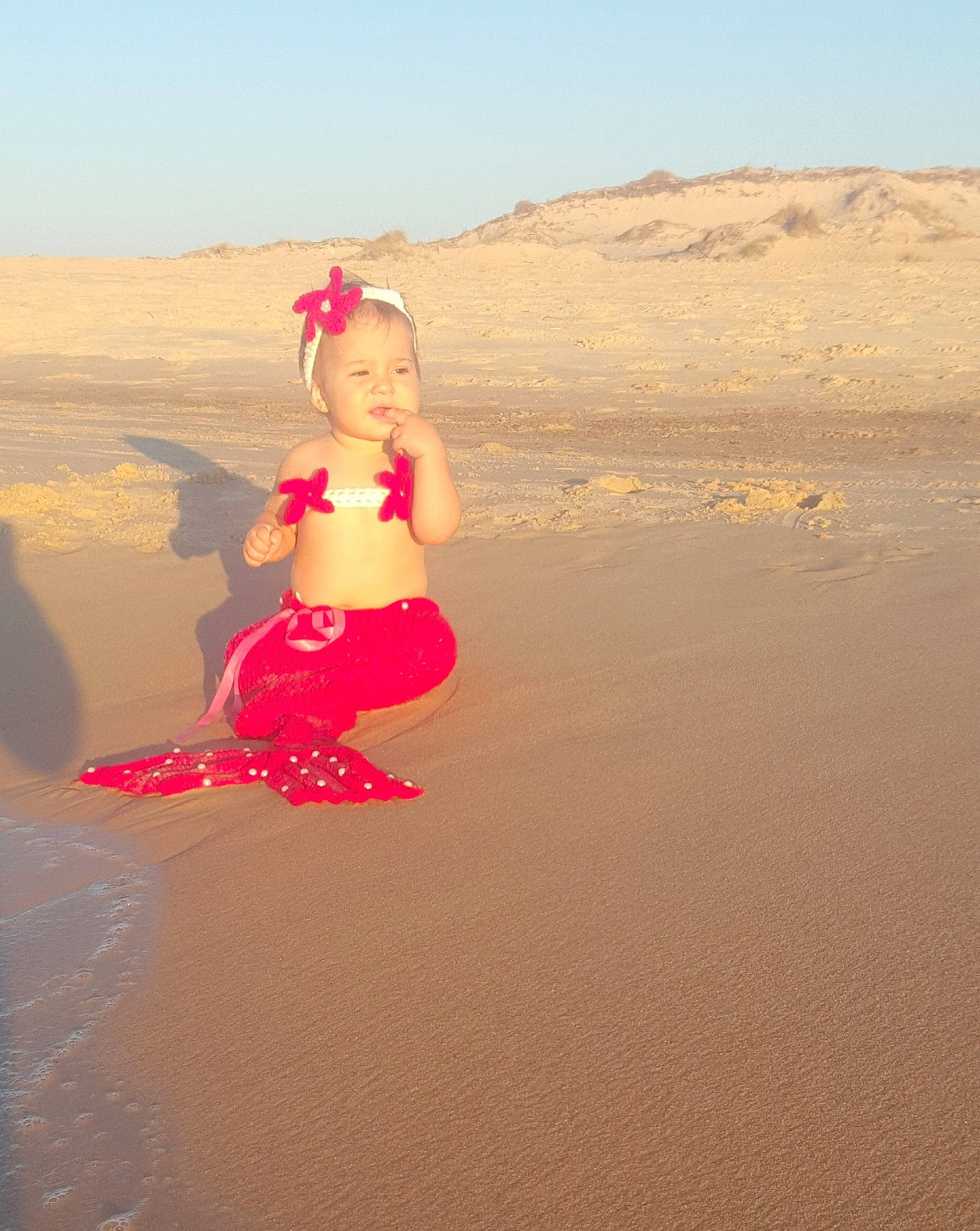 Mannu a rejoint le concours — aidez-le/la à gagner de superbes lots ! aeolian_landform, child, desert, dune, erg, fawn, fun, happy, landscape, natural_environment, person, photography, pink, sahara, sand, sea, singing_sand, sky, summer, sunlight