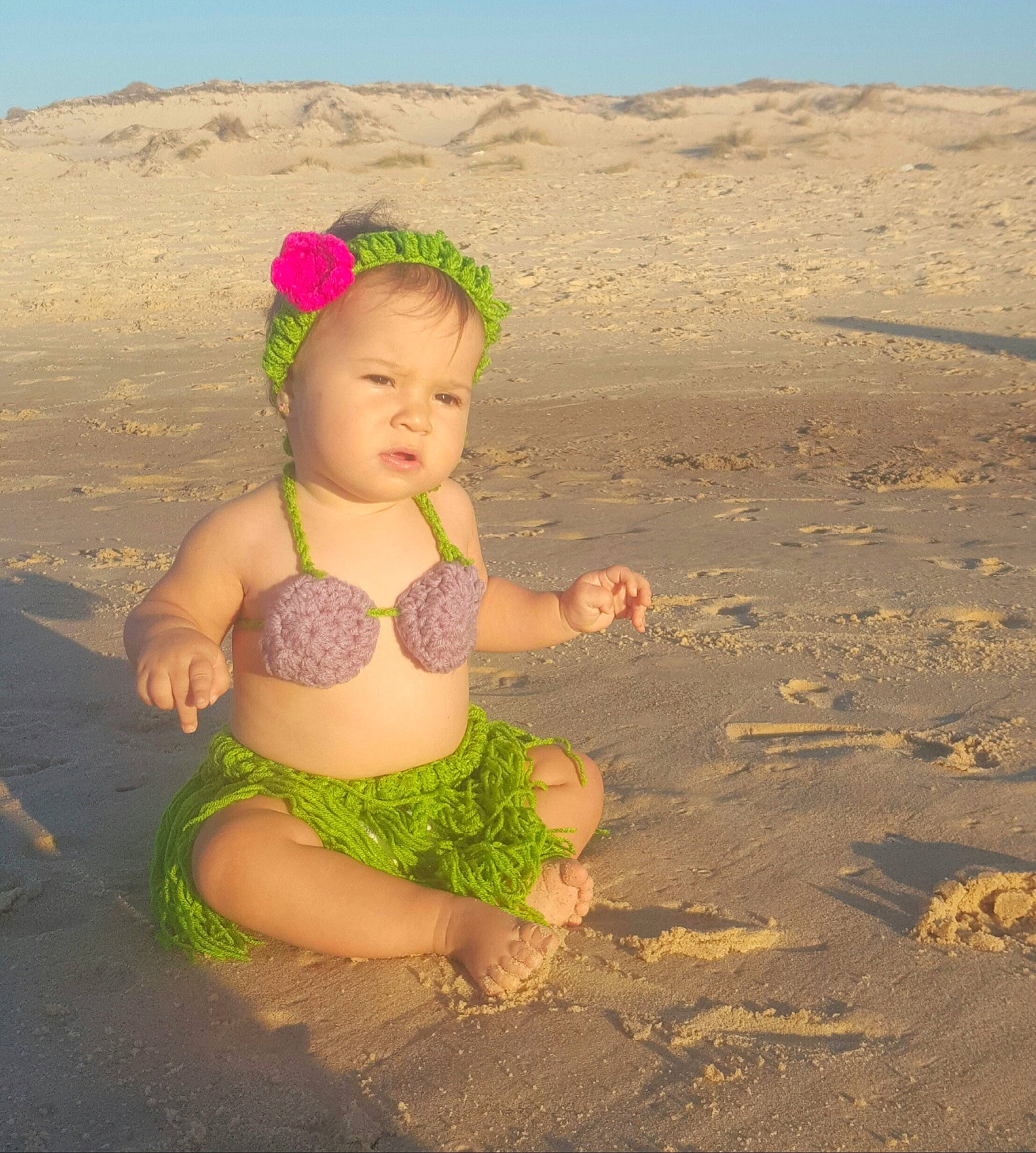 Mannu a rejoint le concours — aidez-le/la à gagner de superbes lots ! barefoot, child, fawn, fictional_character, fun, landscape, person, play, sand, smile, summer, toddler, vacation