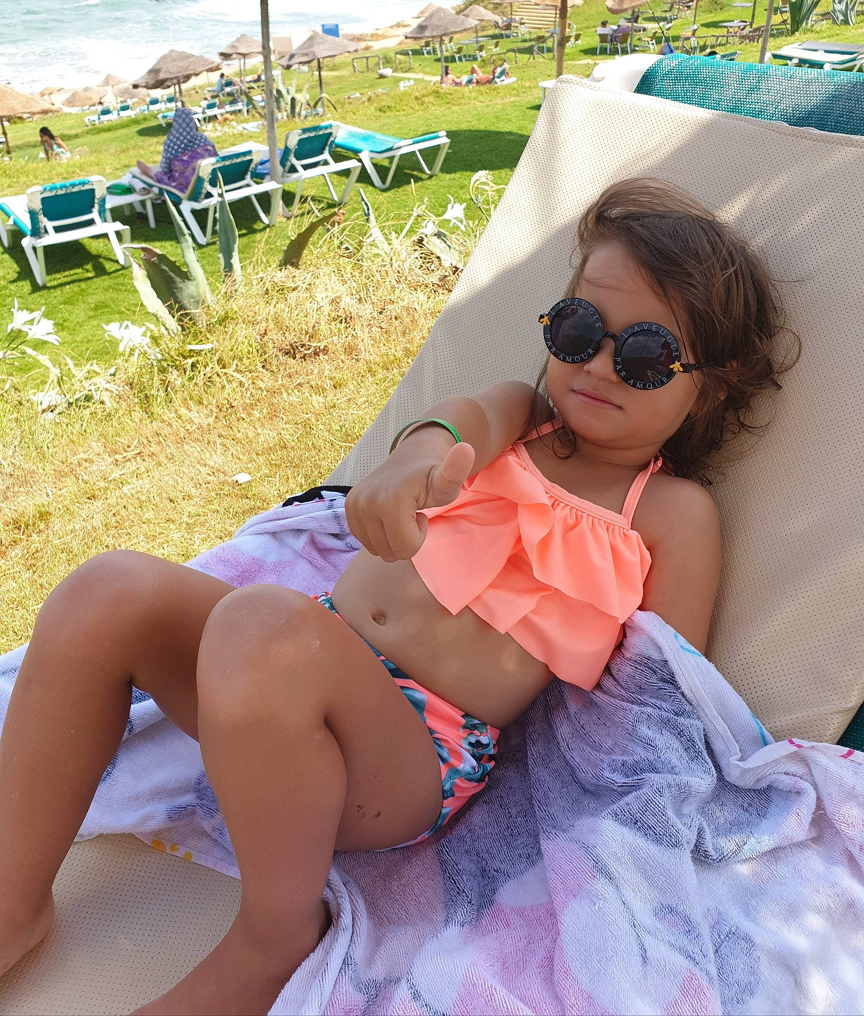 Meryam a rejoint le concours — aidez-le/la à gagner de superbes lots ! beach, bikini, cool, eyewear, fun, glasses, leg, leisure, long_hair, person, recreation, sitting, spring_break, summer, sun_tanning, sunglasses, swimwear, thigh, undergarment, vacation