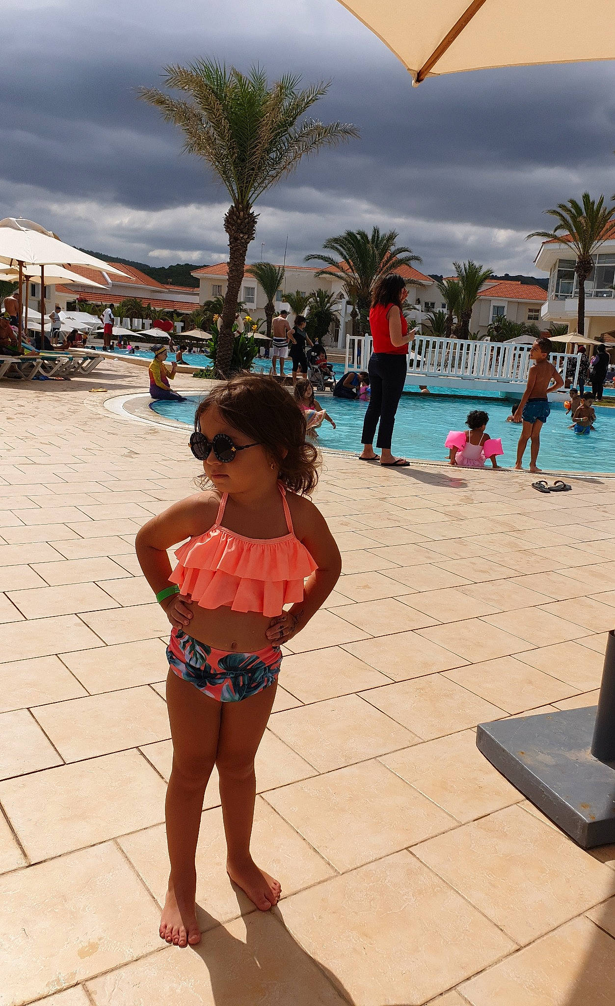 Manu a rejoint le concours — aidez-le/la à gagner de superbes lots ! arecales, beach, bikini, fun, games, holiday, leg, leisure, palm_tree, person, recreation, resort, spring_break, summer, sun_tanning, swimming_pool, swimwear, tourism, tree, under_exposed