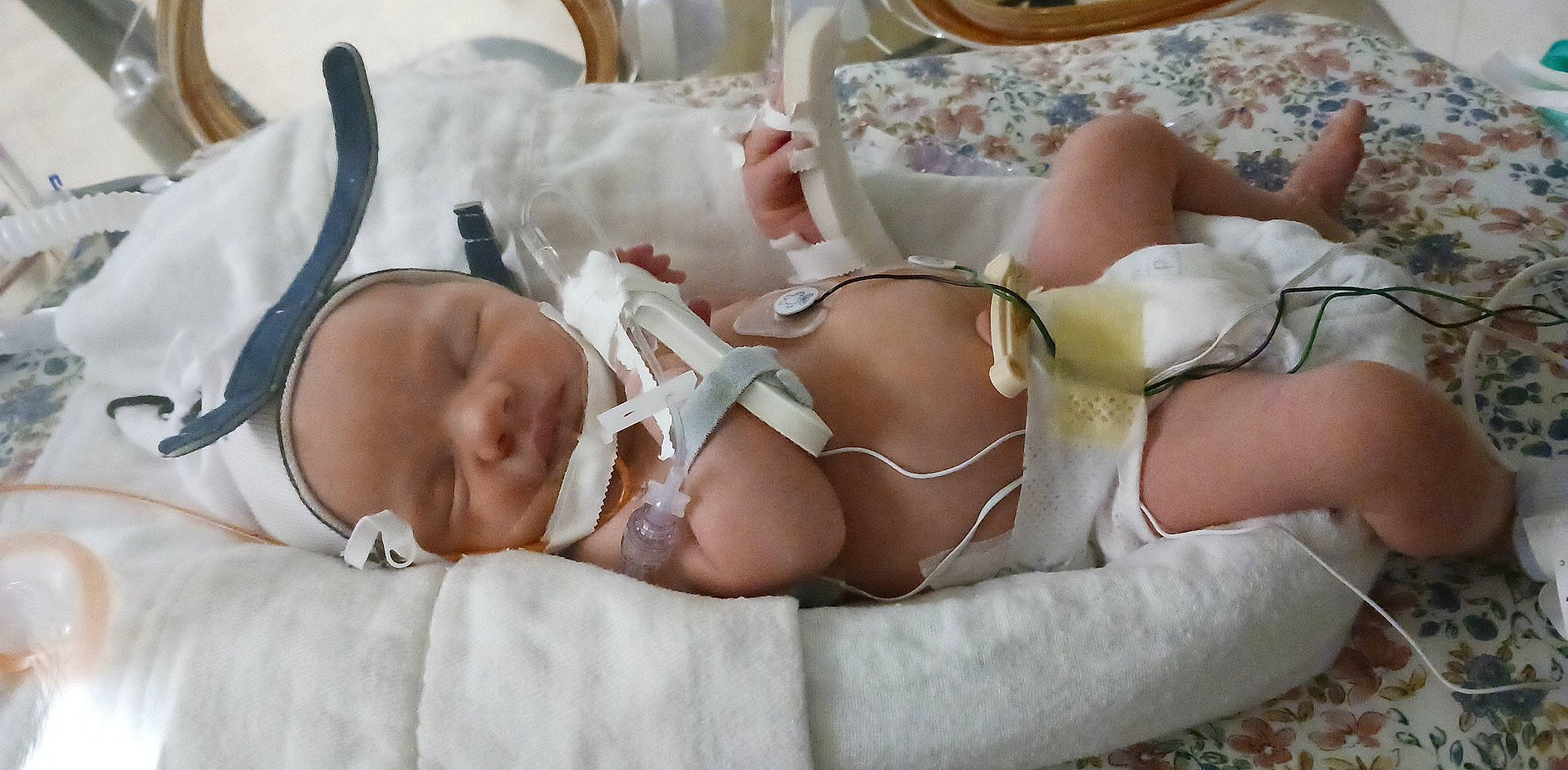 Carrieana is registered to the contest to win money with this photo: abdomen, baby, baby_products, baby_toddler_clothing, chest, child, comfort, event, head, human_body, human_leg, knee, leg, linens, muscle, person, room, skin, thigh, toddler