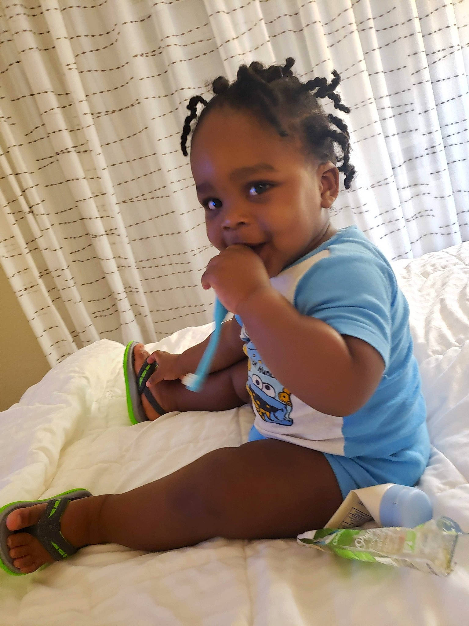 D'Mari is registered to the contest to win money with this photo: arm, baby, child, leg, person, sitting, skin, smile, thigh, toddler