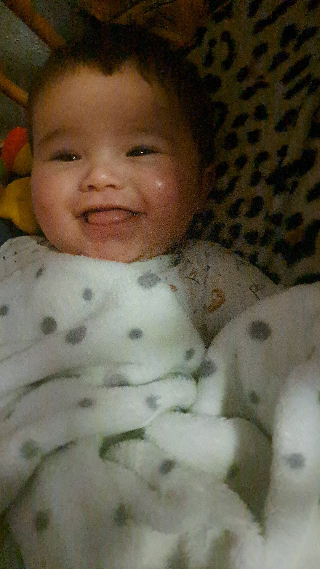 Kelyo a rejoint le concours — aidez-le/la à gagner de superbes lots ! baby, baby_toddler_clothing, bedding, cheek, child, comfort, eye, face, facial_expression, happy, head, linens, nose, pattern, person, room, skin, sleeve, smile, textile