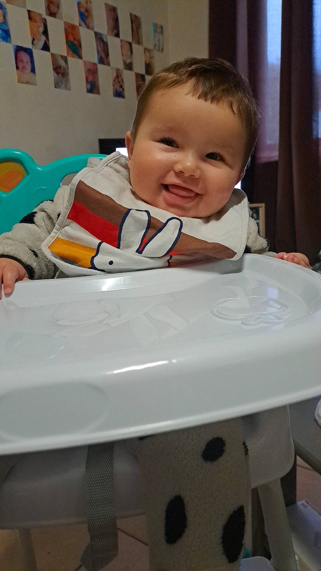 Kelyo participe au concours pour gagner de l'argent avec cette photo : baby, baby_toddler_clothing, chair, cheek, child, comfort, curtain, eye, eyelash, facial_expression, finger, fun, happy, joy, mouth, person, room, sitting, smile, t_shirt