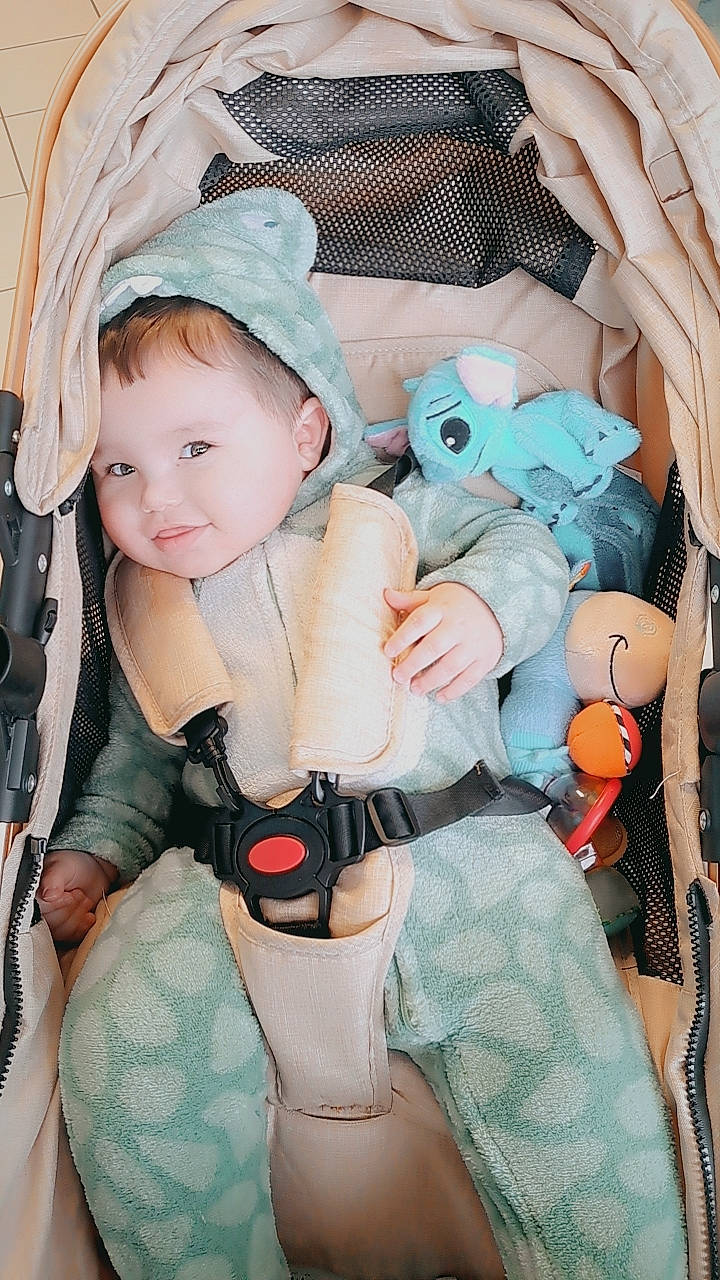 Kelyo a rejoint le concours — aidez-le/la à gagner de superbes lots ! baby, baby_carriage, baby_products, baby_toddler_clothing, cheek, child, comfort, fashion_accessory, finger, fun, hand, human_leg, joy, mouth, nail, pattern, person, sitting, skin, thigh