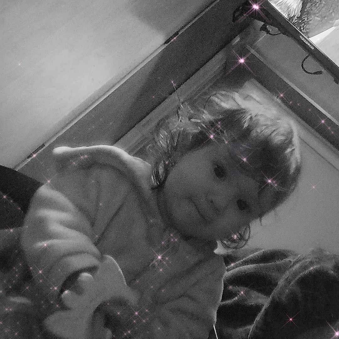 Sophie participe au concours pour gagner de l'argent avec cette photo : animation, black_and_white, blanket, casual, child, couch, cozy, cute, face, furniture, hair, hoodie, indoor, portrait, room, sitting, sparkle_filter, television, toddler, toy