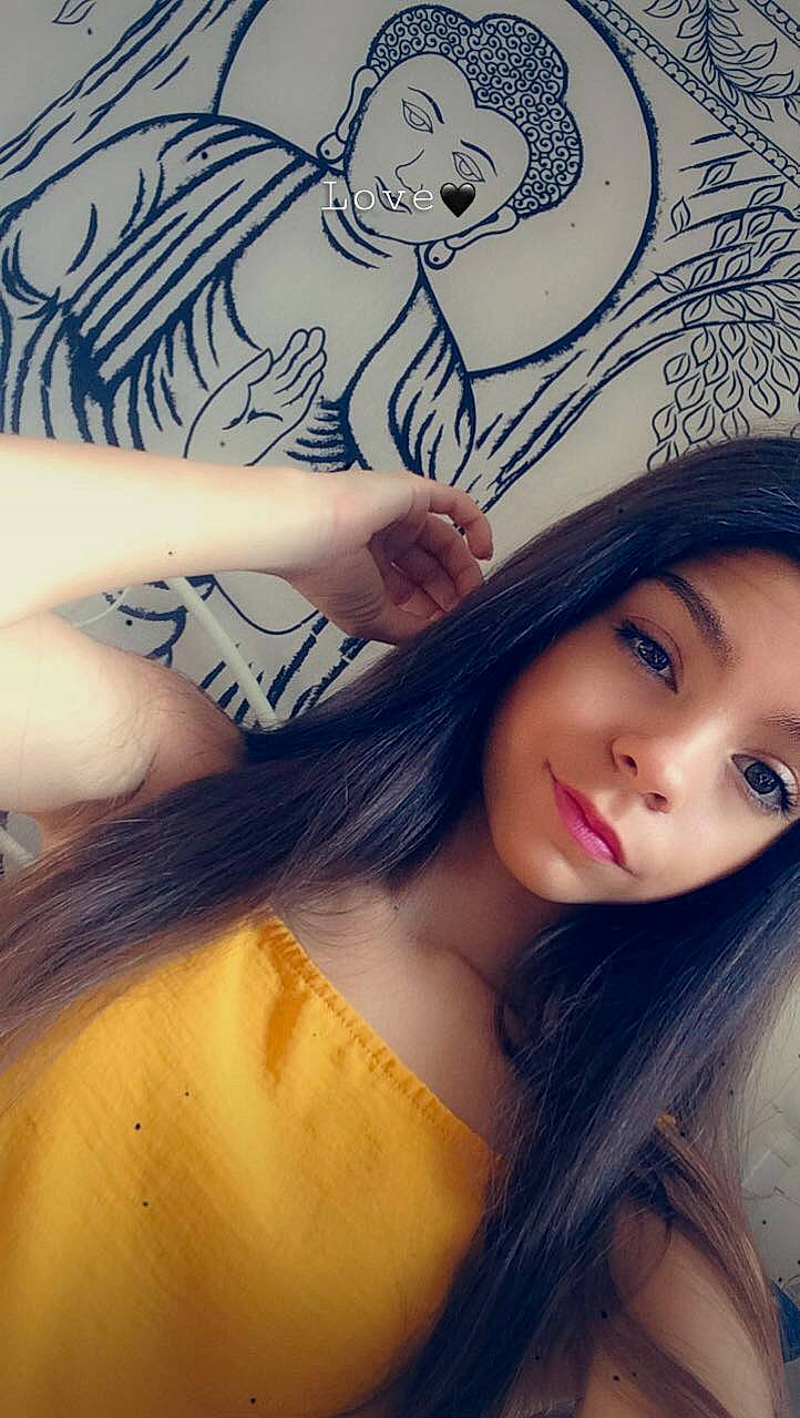 Louanne a rejoint le concours — aidez-le/la à gagner de superbes lots ! beauty, black_hair, cg_artwork, cool, eye, eyebrow, eyelash, face, fashion_accessory, flesh, hair, headgear, illustration, lip, long_hair, person, photography, selfie, skin, tattoo