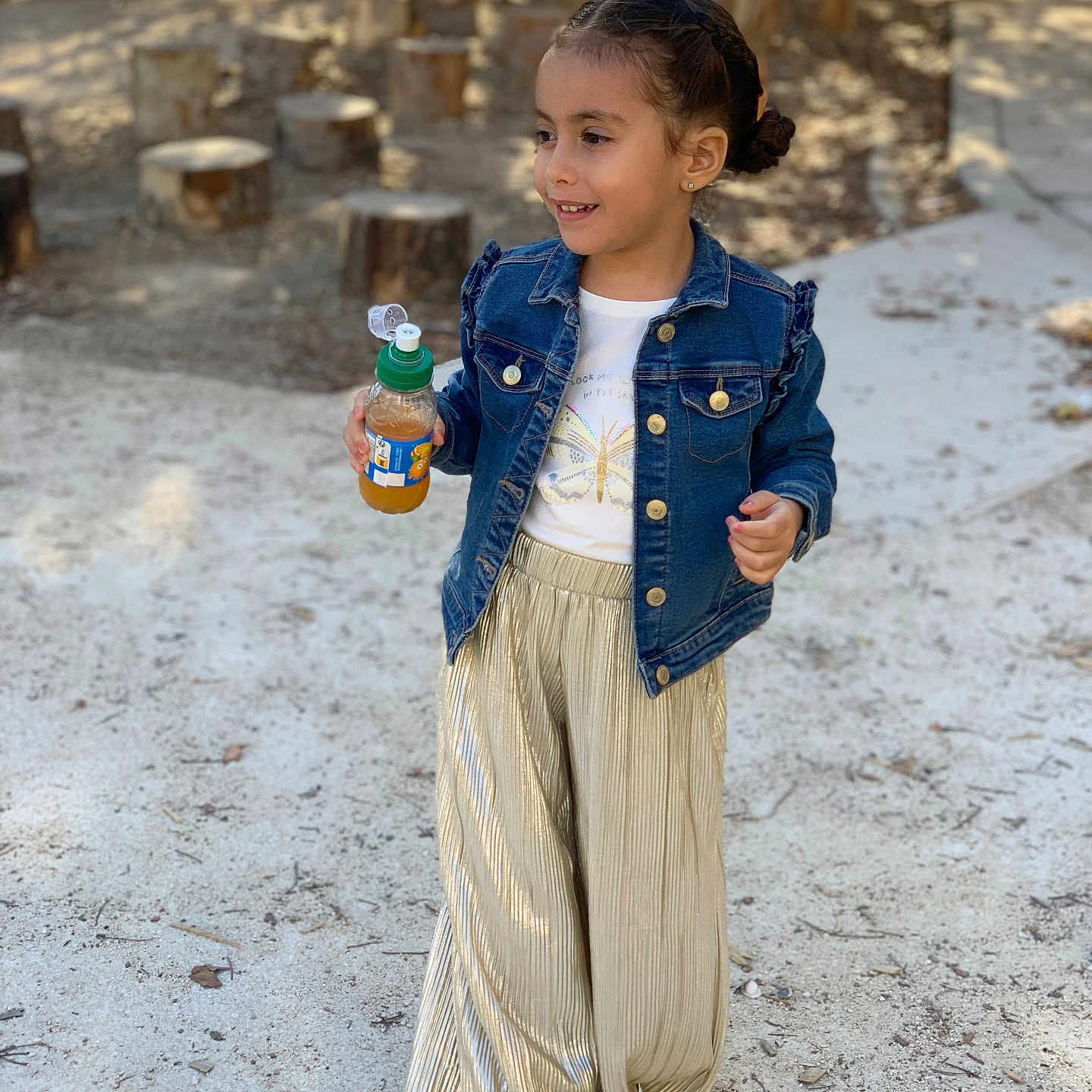 Neyla a rejoint le concours — aidez-le/la à gagner de superbes lots ! bodypart, child, clothing, coat, face, female, finger, girl, hand, happy, head, jacket, jeans, longsleeve, pants, person, photography, portrait, sleeve, smile