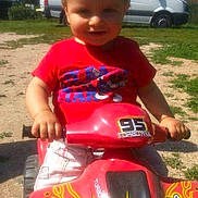 Nolan participe au concours pour gagner de l'argent avec cette photo :
