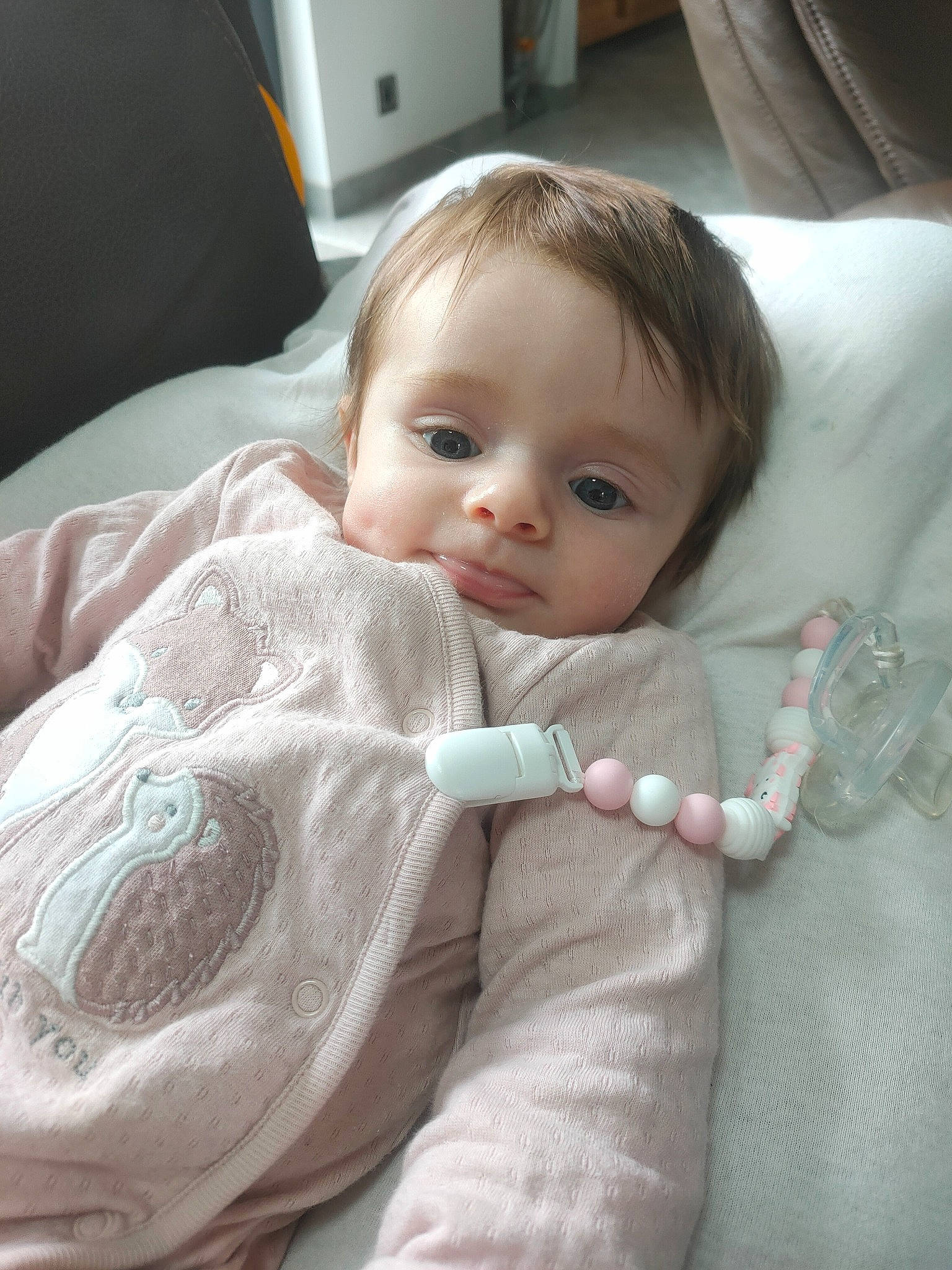 Aeliana a rejoint le concours — aidez-le/la à gagner de superbes lots ! baby, baby_toddler_clothing, bedding, cheek, child, chin, comfort, fur, head, iris, linens, lip, person, room, sitting, skin, sleeve, toddler