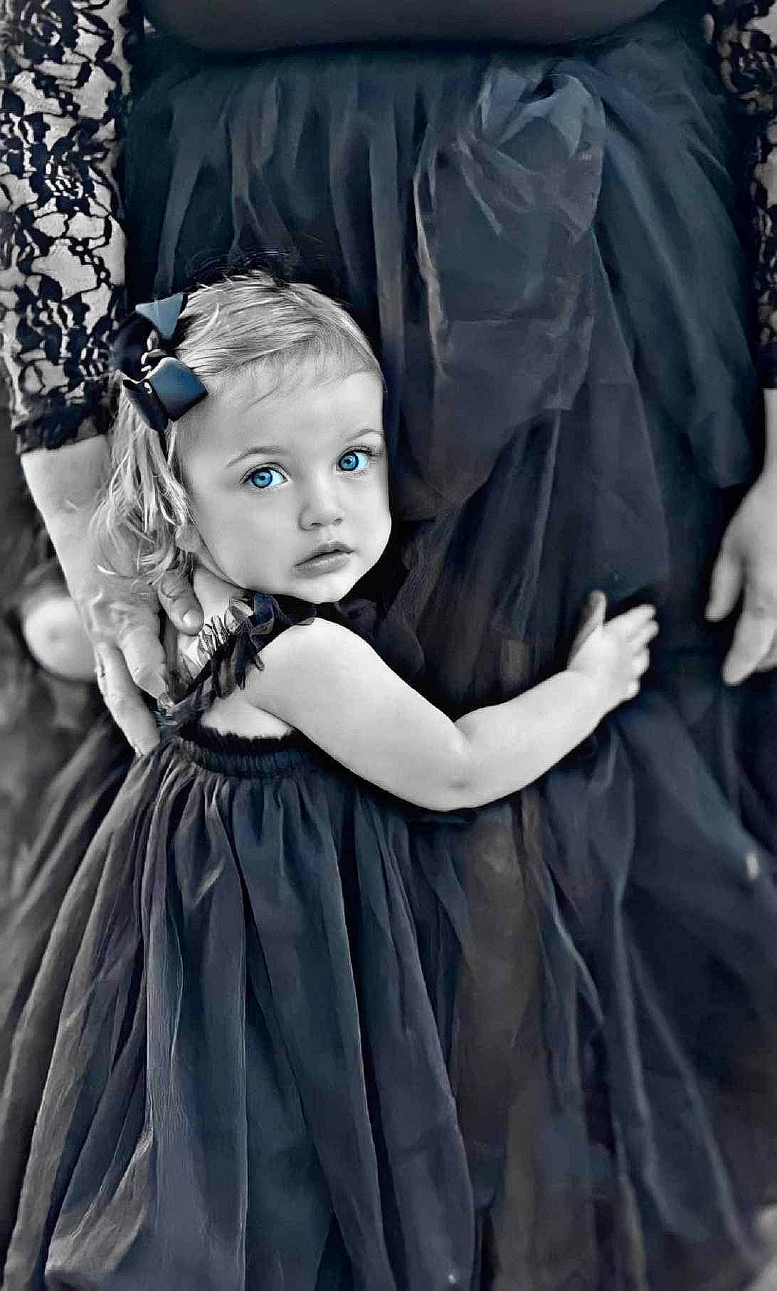 Della is registered to the contest to win money with this photo: child, day_dress, dress, eye, fashion_design, flash_photography, gown, grey, hairstyle, hand, headpiece, human_body, iris, mythical_creature, one_piece_garment, outerwear, person, pink, sleeve, style