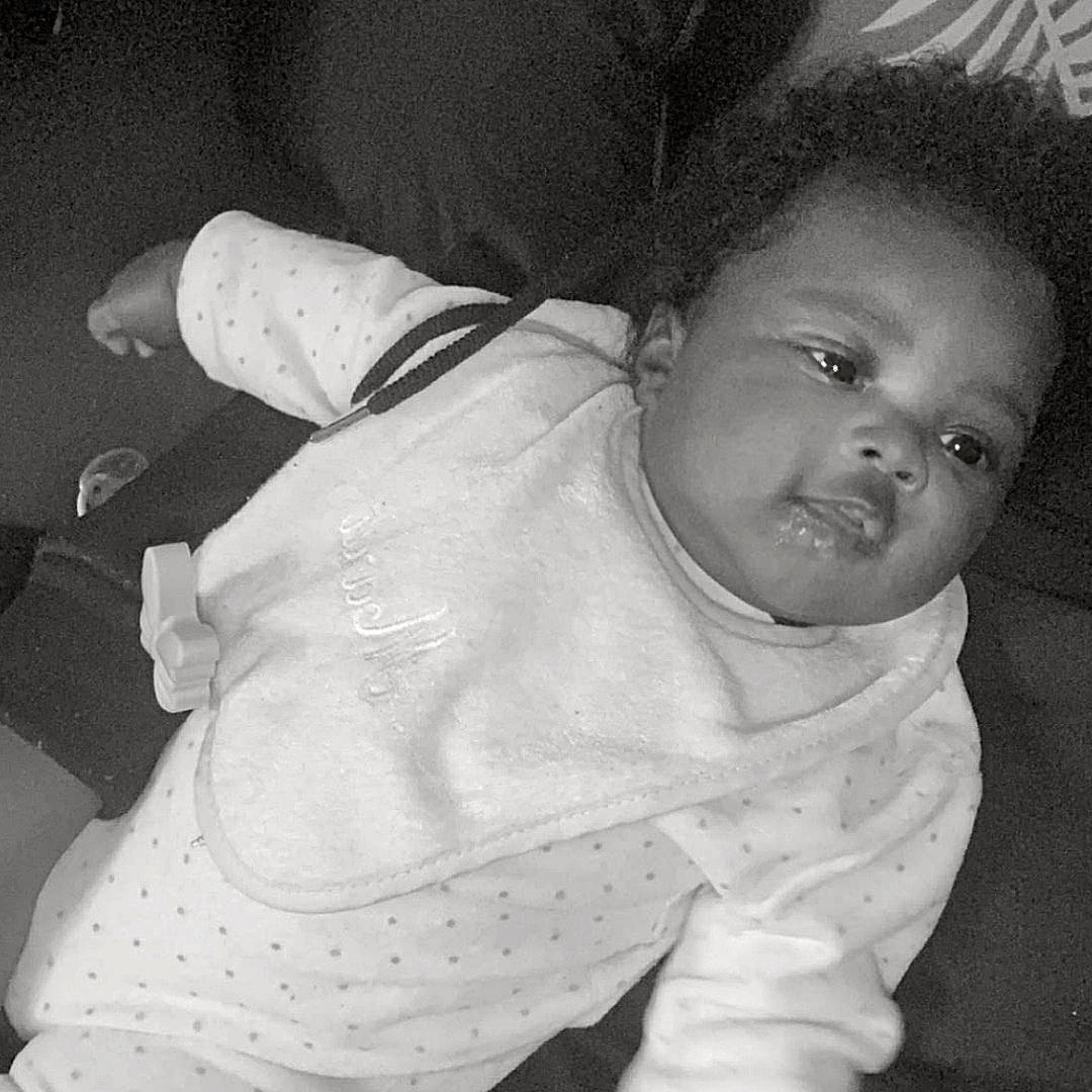 Nelya participe au concours pour gagner de l'argent avec cette photo : baby, baby_toddler_clothing, beauty, black_and_white, cheek, comfort, elbow, eyebrow, gesture, happy, iris, lip, monochrome, monochrome_photography, mouth, nose, person, skin, sleeve, style