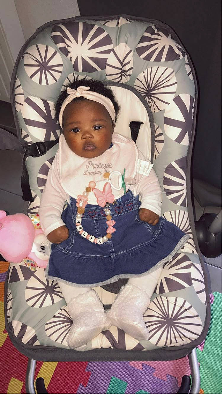 Nelya a rejoint le concours — aidez-le/la à gagner de superbes lots ! art, baby, baby_carriage, baby_products, baby_toddler_clothing, chair, child, costume, dress, event, fashion_accessory, headgear, party_supply, pattern, person, personal_protective_equipment, product, purple, skin, textile