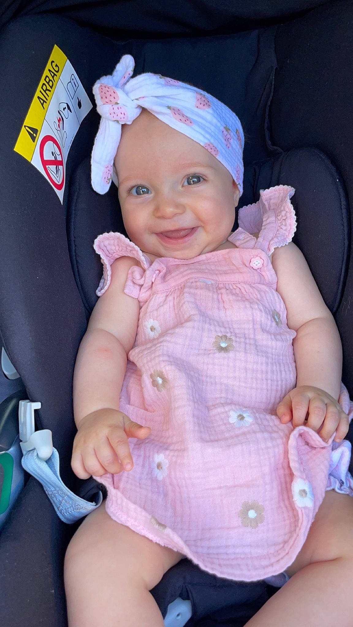 Alma a rejoint le concours — aidez-le/la à gagner de superbes lots ! baby, baby_products, baby_toddler_clothing, beauty, cap, cheek, child, eye, finger, happy, headwear, joy, magenta, pattern, person, pink, skin, sleeve, smile, sock