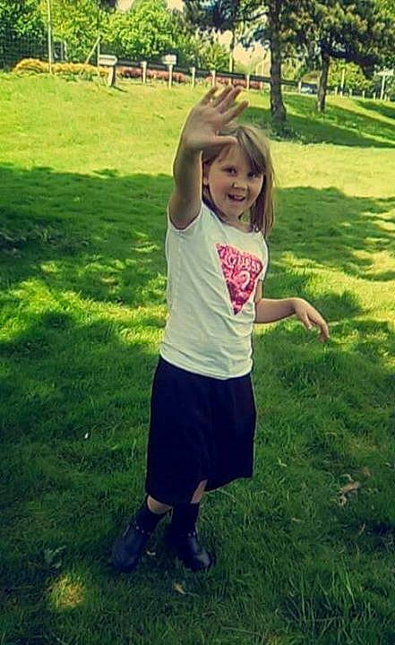 Madeline a rejoint le concours — aidez-le/la à gagner de superbes lots ! child, grass, green, human_positions, joy, lawn, meadow, toddler