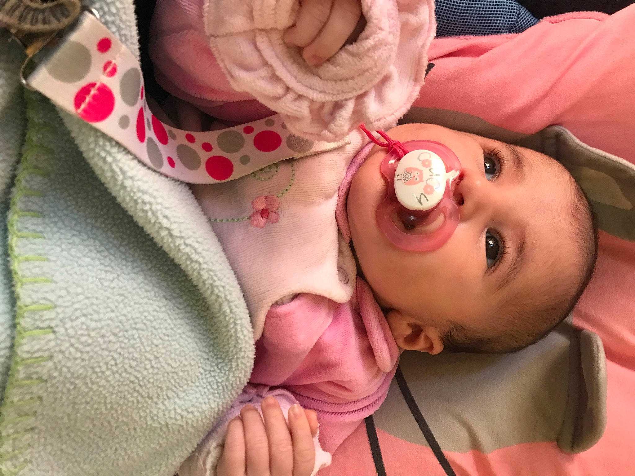 Marianna a rejoint le concours — aidez-le/la à gagner de superbes lots ! baby, cheek, child, ear, eye, eyebrow, eyelash, finger, gesture, hand, happy, headgear, iris, lip, mouth, nose, person, pink, skin, textile