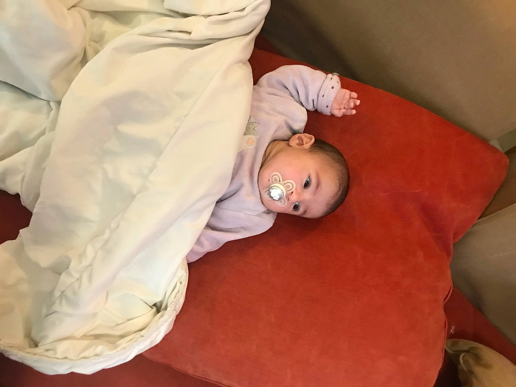 Marianna a rejoint le concours — aidez-le/la à gagner de superbes lots ! baby, baby_products, baby_sleeping, baby_toddler_clothing, bedtime, child, comfort, elbow, finger, gesture, glasses, hat, linens, nap, person, room, sitting, sleep, sleeve, toddler