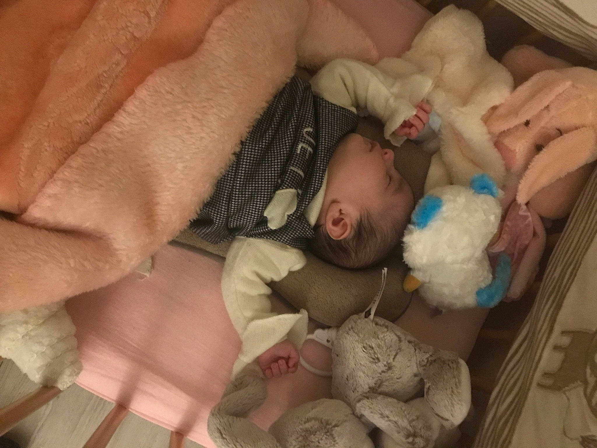 Marianna participe au concours pour gagner de l'argent avec cette photo : baby, baby_products, baby_sleeping, baby_toddler_clothing, bedtime, cheek, child, comfort, finger, hand, iris, linens, mouth, nail, person, room, skin, textile, thumb, toddler