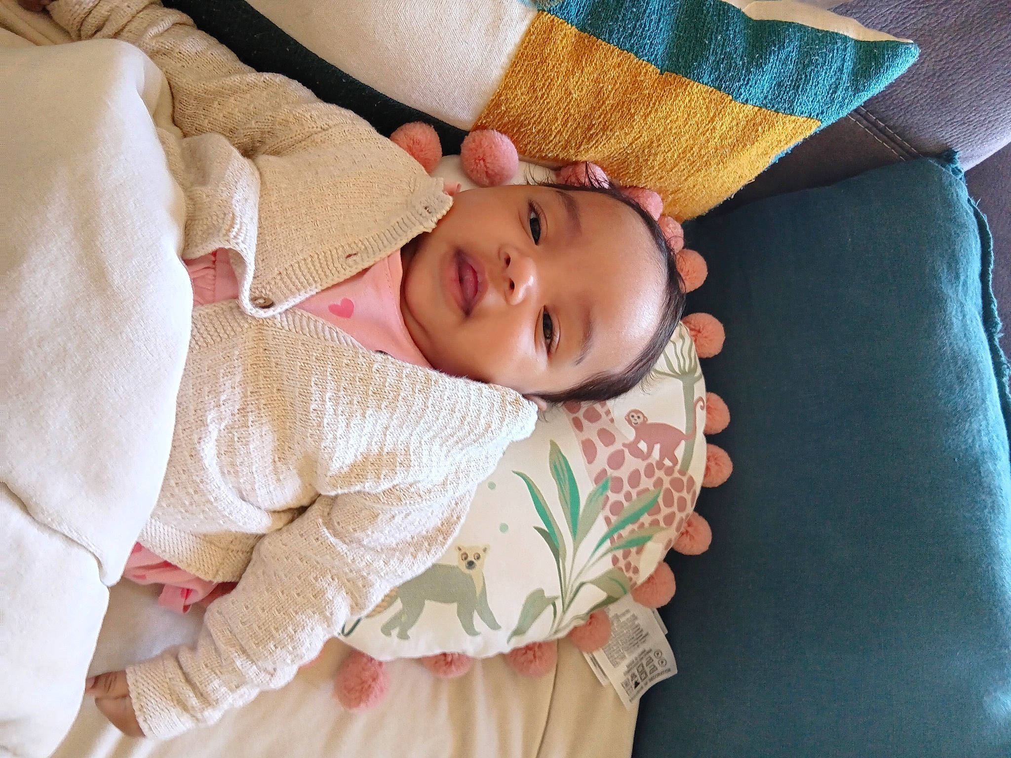 Loïs a rejoint le concours — aidez-le/la à gagner de superbes lots ! baby, baby_sleeping, baby_toddler_clothing, bedtime, cheek, child, comfort, couch, eye, eyelash, face, linens, lip, pattern, person, room, skin, sleeve, textile, toddler