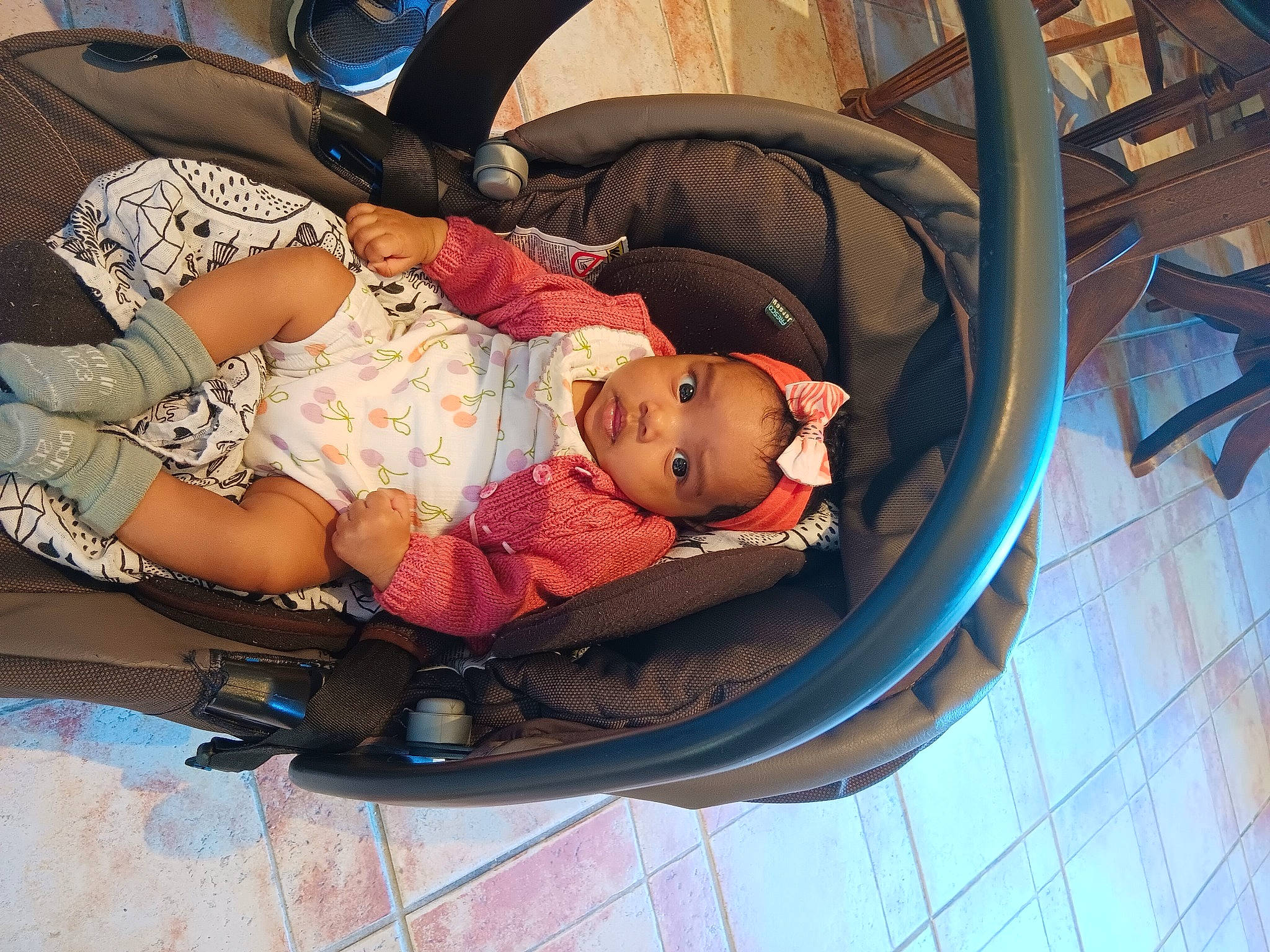 Loïs a rejoint le concours — aidez-le/la à gagner de superbes lots ! auto_part, automotive_exterior, baby, baby_carriage, baby_products, baby_safety, baby_toddler_clothing, bumper, child, circle, comfort, fun, headwear, leisure, pattern, person, recreation, thigh, toddler