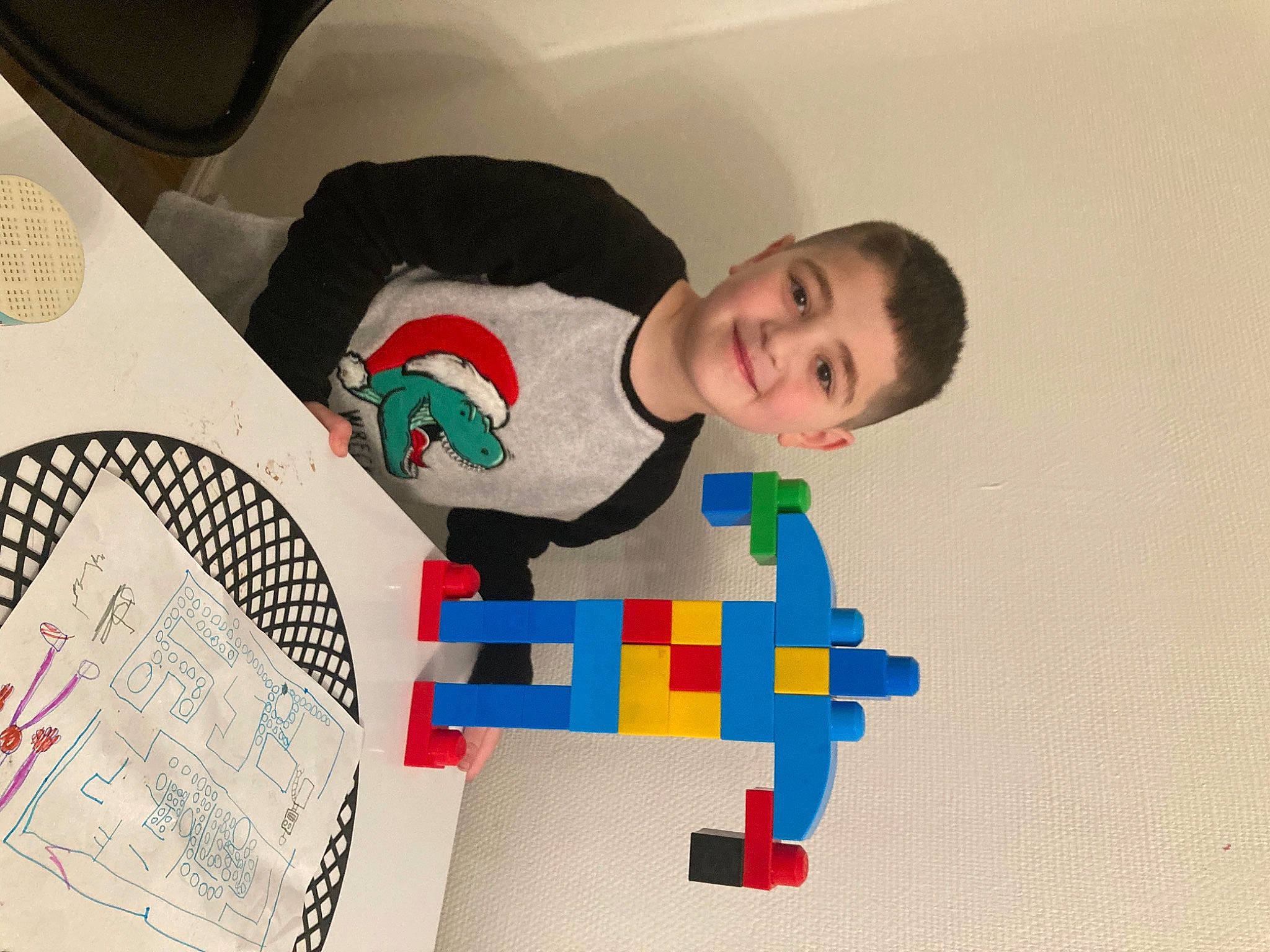 Ismayil a rejoint le concours — aidez-le/la à gagner de superbes lots ! baby_toys, carmine, child, circle, comfort, electric_blue, font, fun, happy, illustration, joy, linens, pattern, person, play, puzzle, room, smile, t_shirt, toy