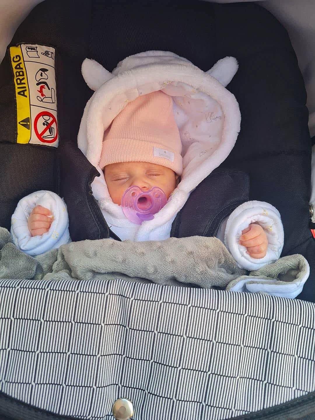 Zéliha a rejoint le concours — aidez-le/la à gagner de superbes lots ! baby, baby_carriage, baby_products, baby_safety, baby_sleeping, baby_toddler_clothing, baby_toys, beanie, cheek, child, comfort, headgear, headwear, infant_bed, knit_cap, linens, person, product, skin, textile