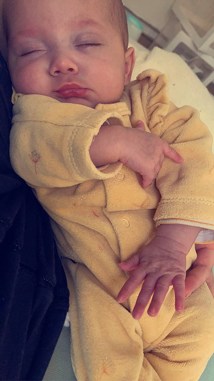 Zéliha a rejoint le concours — aidez-le/la à gagner de superbes lots ! baby, baby_toddler_clothing, cheek, comfort, ear, eye, eyelash, face, finger, gesture, hand, head, human_body, lip, mouth, neck, nose, outerwear, person, skin