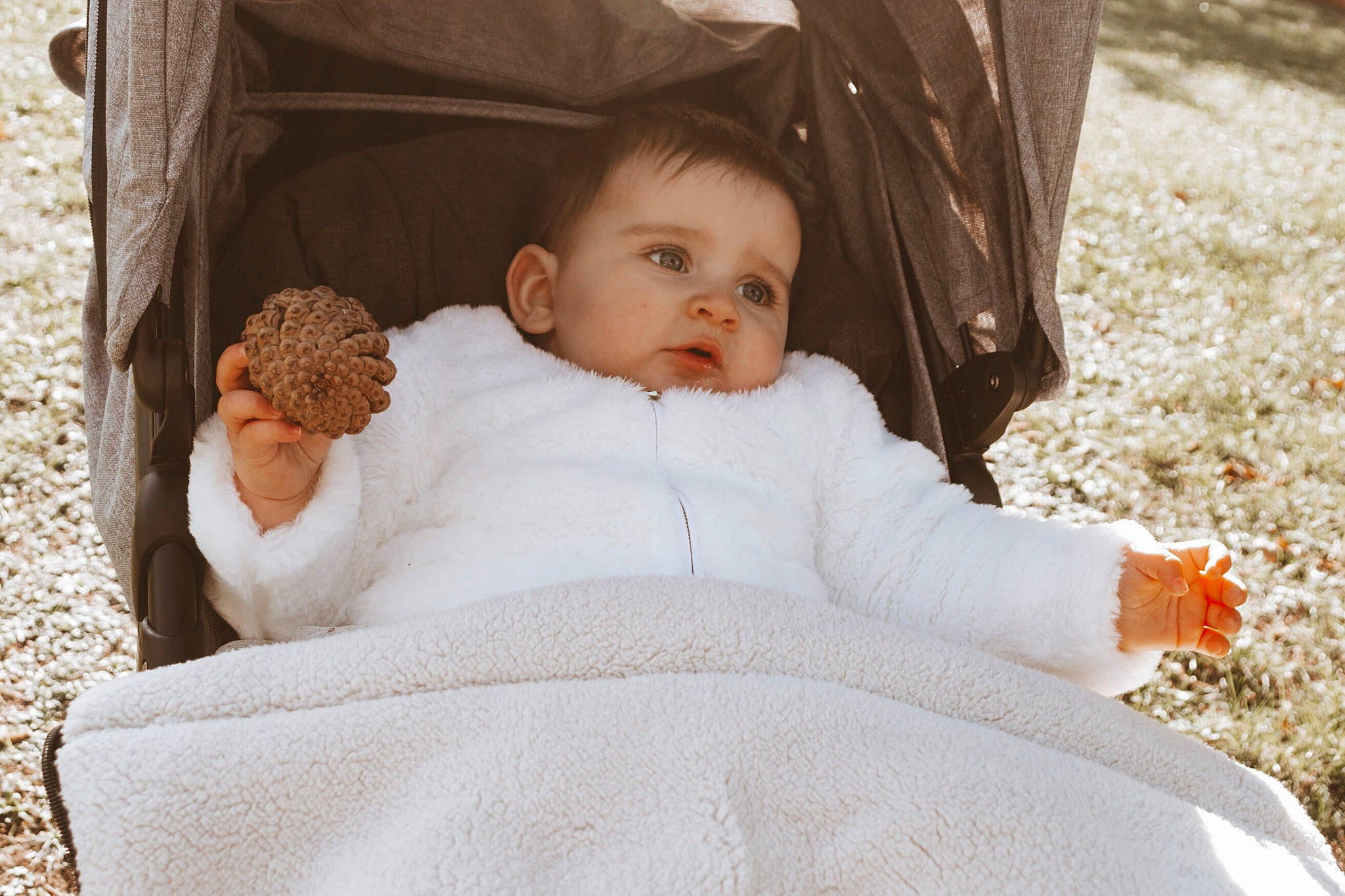 Lucy participe au concours pour gagner de l'argent avec cette photo : baby, baby_products, baby_sleeping, child, comfort, eye, face, fun, fur, grass, hairstyle, happy, linens, people_in_nature, person, sitting, skin, toddler, toy, tree
