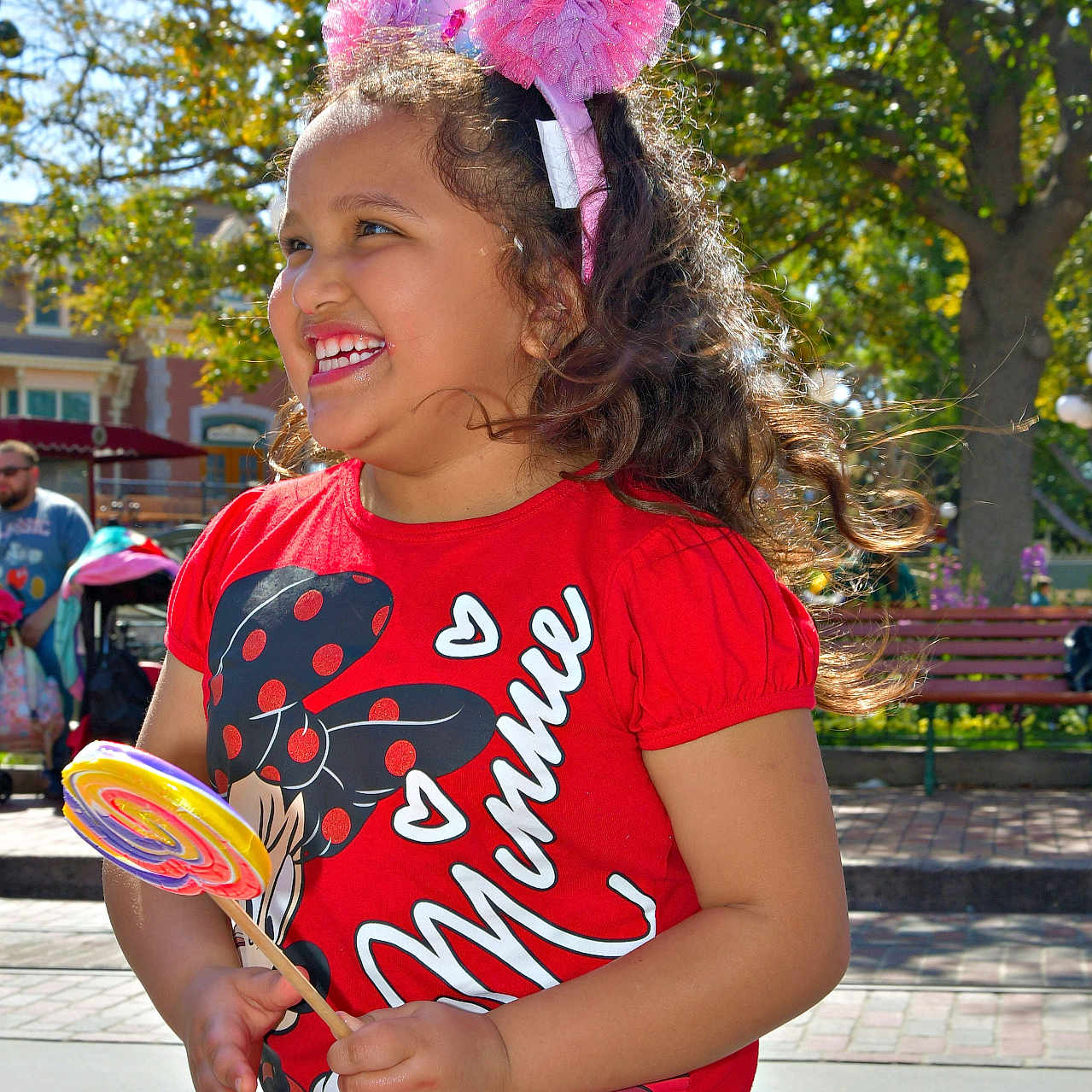 Emily is registered to the contest to win money with this photo: accessories, bag, bodypart, candy, child, face, female, finger, food, girl, hand, handbag, head, lollipop, person, photography, plant, portrait, sweets, tree