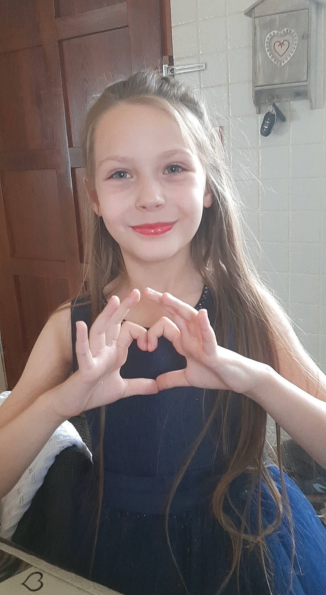 Elena a rejoint le concours — aidez-le/la à gagner de superbes lots ! arm, chin, dress, eye, eyebrow, eyelash, face, flash_photography, gesture, hair, happy, head, iris, jaw, joy, lip, mouth, neck, person, shoulder