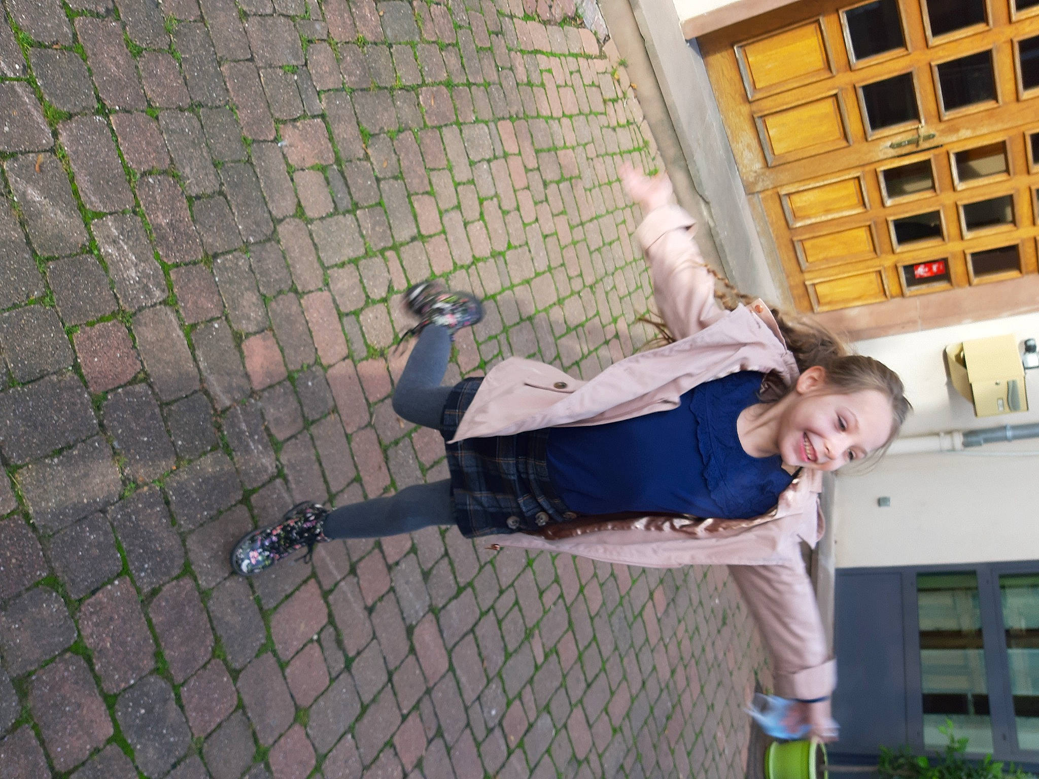 Elena a rejoint le concours — aidez-le/la à gagner de superbes lots ! asphalt, brick, brickwork, city, cobblestone, concrete, flooring, fun, happy, human_leg, joy, leisure, person, recreation, road_surface, shadow, sidewalk, smile, toddler, walking_shoe