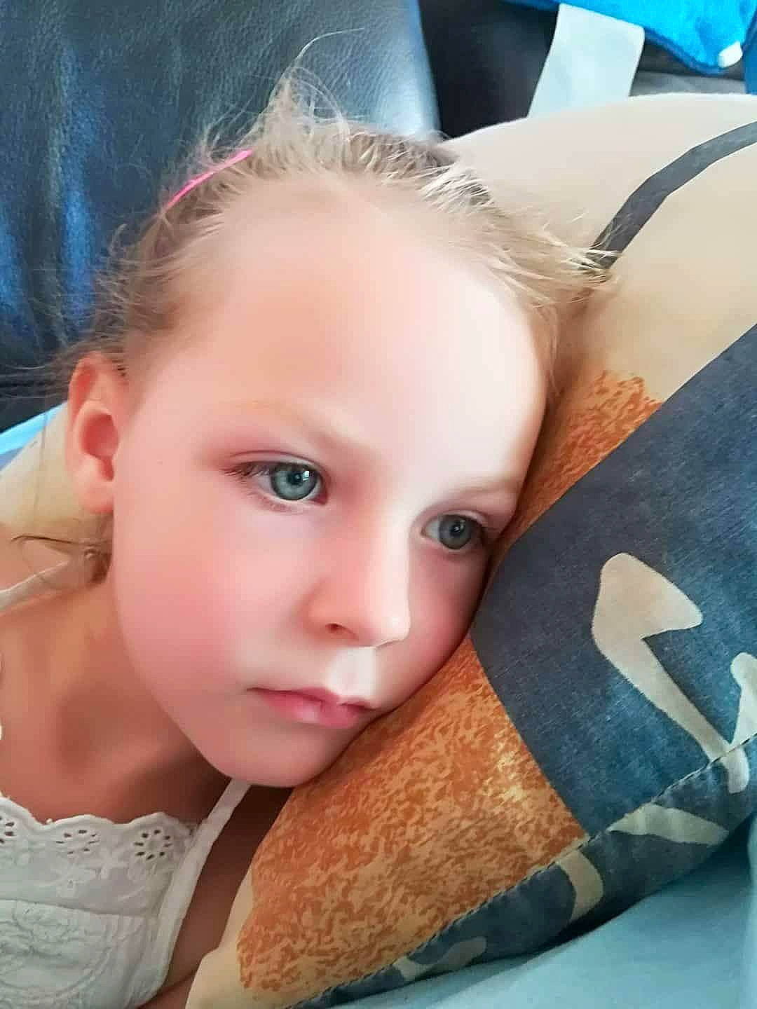 Elena participe au concours pour gagner de l'argent avec cette photo : arm, blue, cheek, comfort, eyebrow, eyelash, flash_photography, hair, hairstyle, happy, head, iris, joint, lip, mouth, neck, nose, organ, person, shoulder