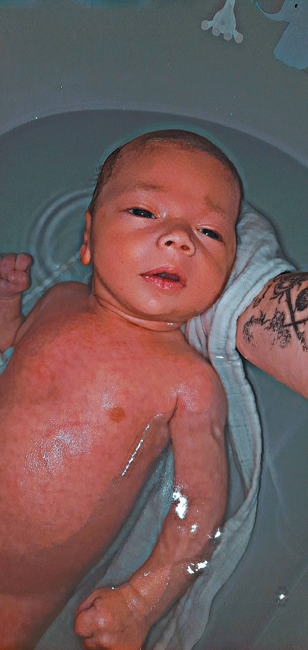 Sasha participe au concours pour gagner de l'argent avec cette photo : baby, baby_bathing, bathing, cheek, ear, eye, eyebrow, finger, forehead, human_body, iris, jaw, joint, lip, mouth, neck, nose, person, plumbing_fixture, skin