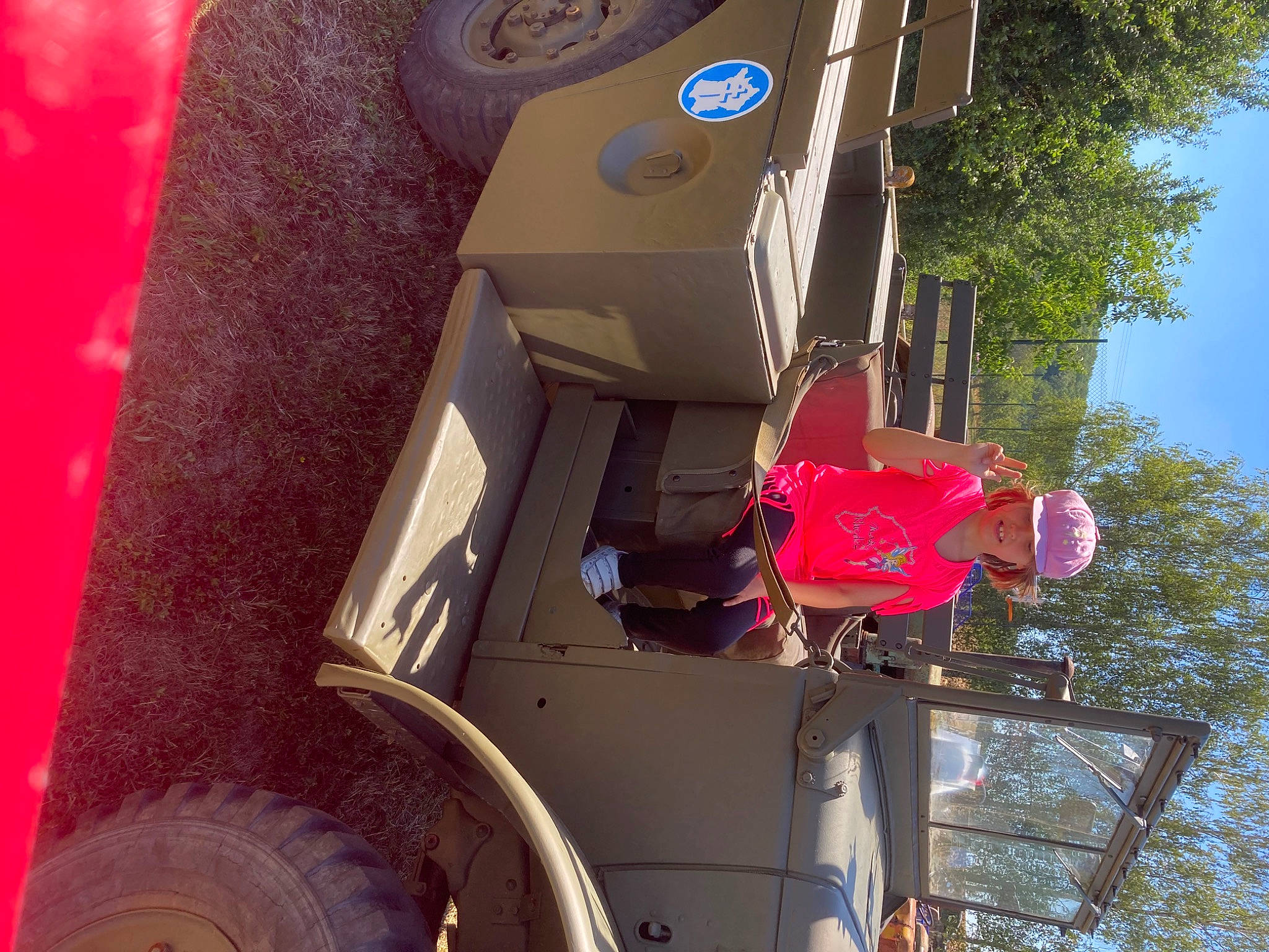 Eve participe au concours pour gagner de l'argent avec cette photo : art, automotive_exterior, automotive_tire, carmine, fender, gas, headwear, machine, magenta, material_property, motor_vehicle, person, plant, sculpture, shipping_box, sky, tire, tread, tree, vehicle