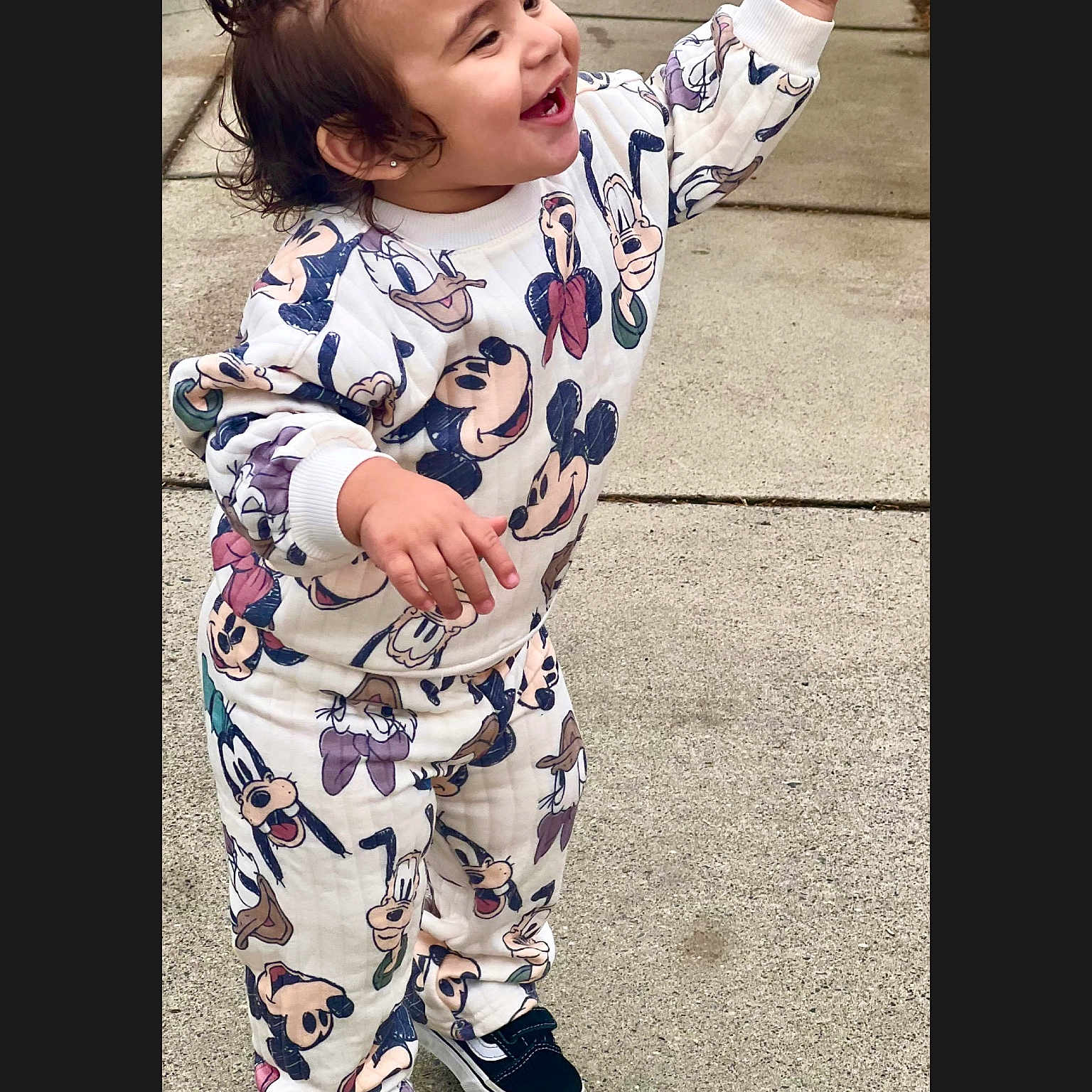Alizé is registered to the contest to win money with this photo: angry, baby, babylaughing, clothing, crying, face, footwear, happy, head, laughing, pajamas, pants, person, photography, portrait, sad, shoe, shouting, sleeve, yawning