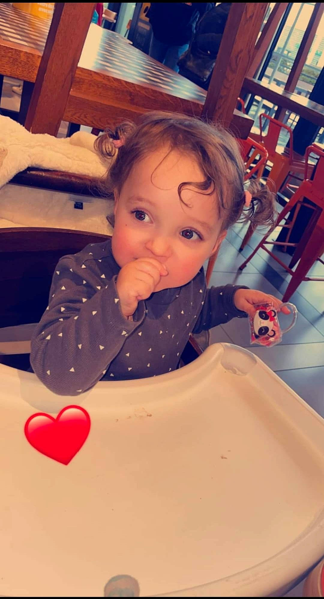 Kelsy a rejoint le concours — aidez-le/la à gagner de superbes lots ! baby, baby_toddler_clothing, carmine, cheek, child, event, facial_expression, flooring, fun, happy, pattern, person, play, product, room, sitting, skin, standing, toddler, wood